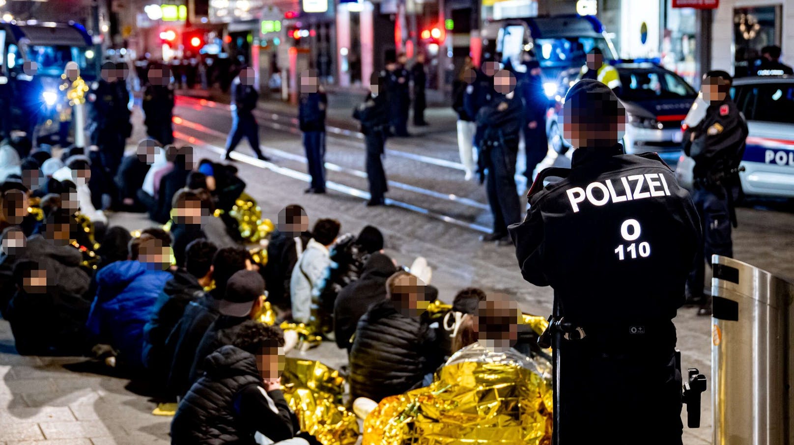 In der Halloween-Nacht kam es in der Linzer City zu Tumulten: Passanten und Polizisten wurden mit Böllern, Steinen und Flaschen beworfen.