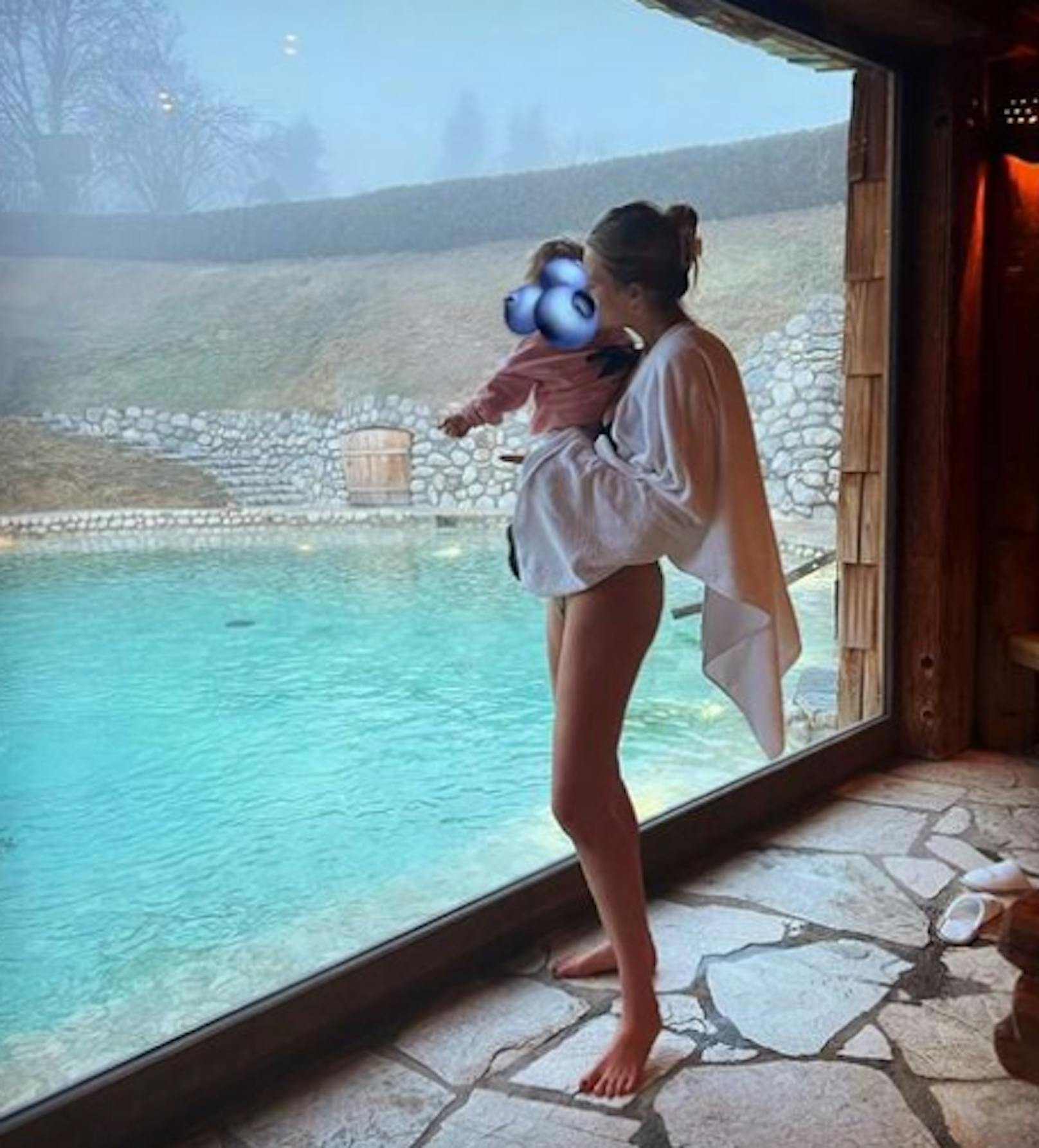 Topmodel Toni Garn urlaubt mit Tochter beim Stanglwirt in Tirol.