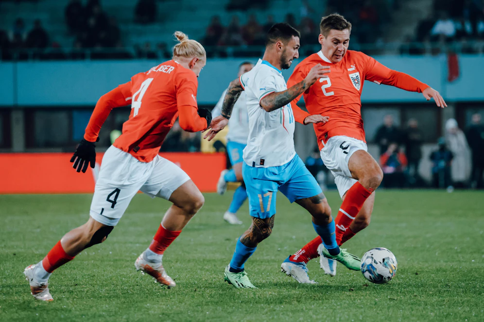 Maxi Wöber soll das Interesse von Leeds United auf sich gezogen haben.