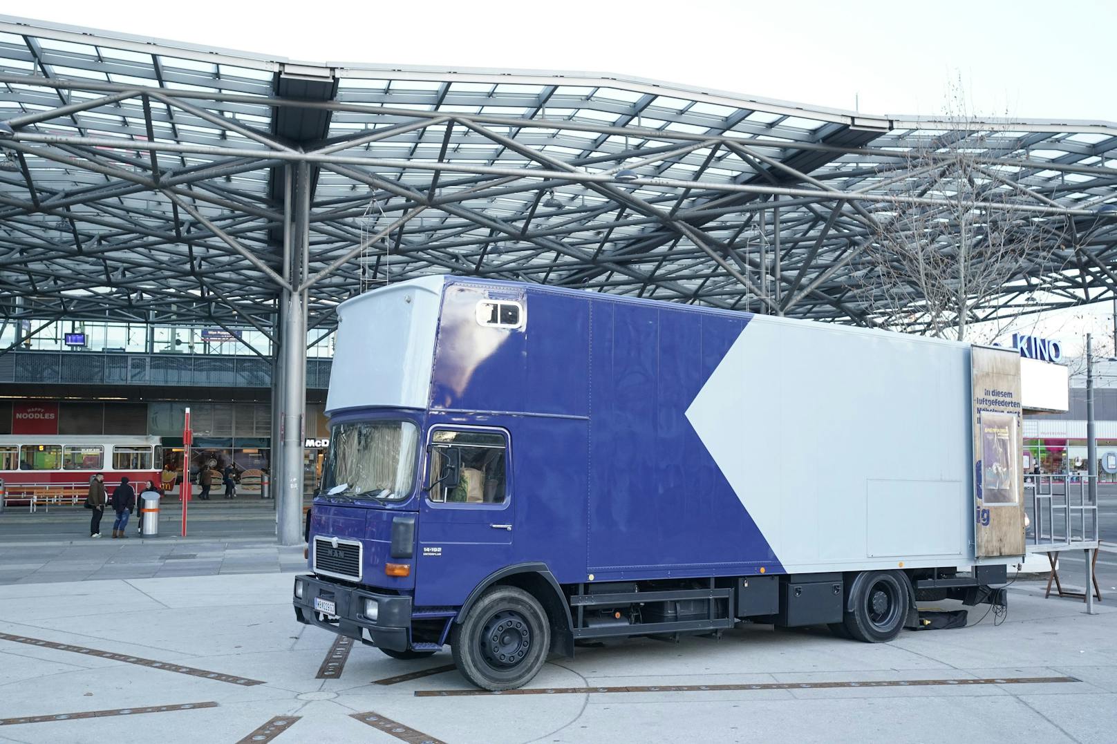 Das Lkw-Kino beginnt seine Tour am Wiener Praterstern.&nbsp;