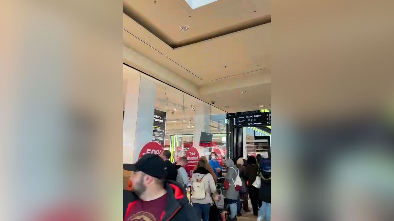 Eine halbe Stunde musste man warten, um in das Geschäft hineingelassen zu werden.