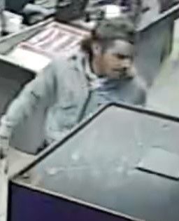 Die Polizei bittet um Hinweise auf den Unbekannten.