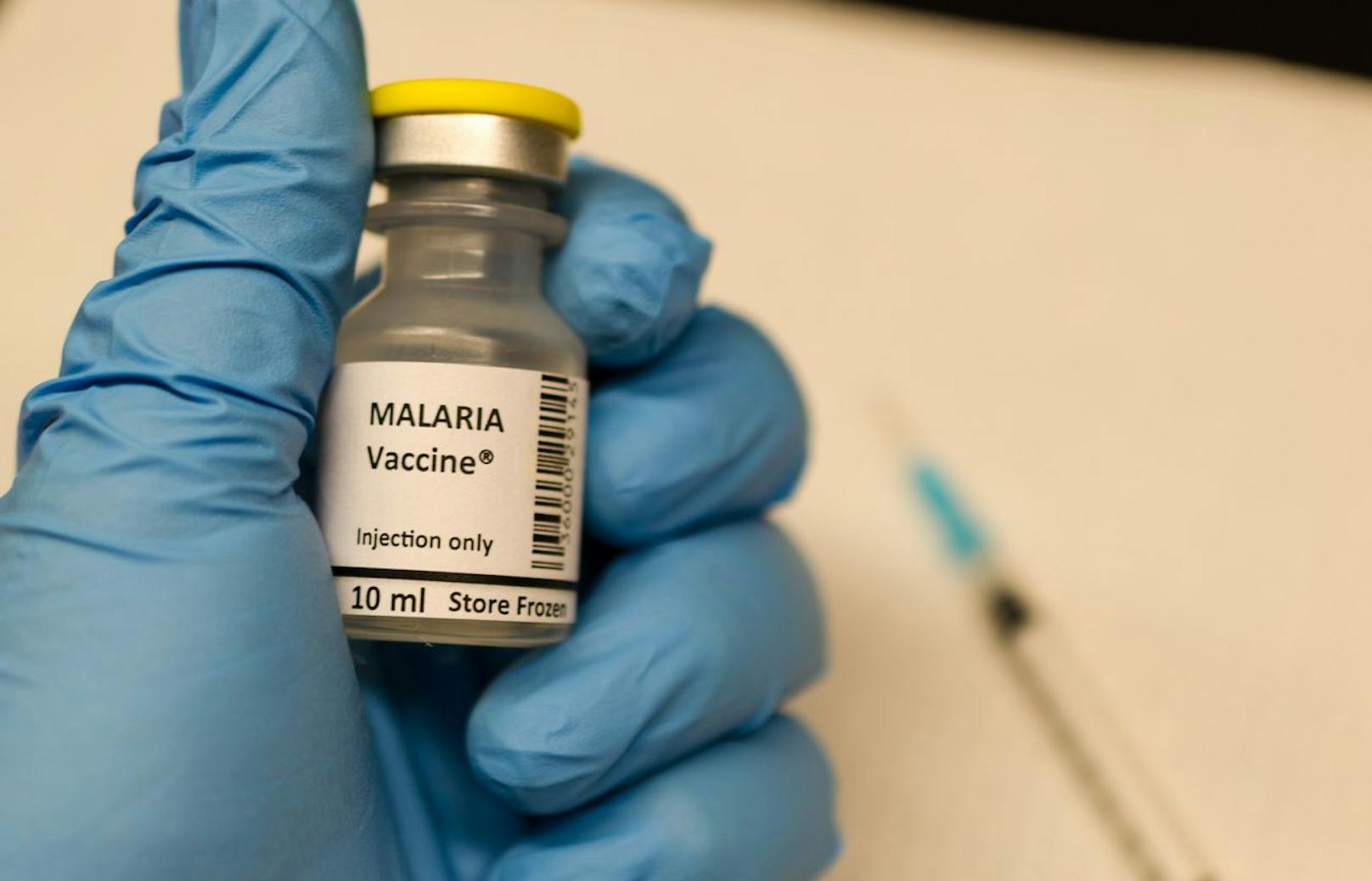 An einer Malaria-Impfung wird seit Jahren geforscht, Durchbruch gab es bislang noch keinen.