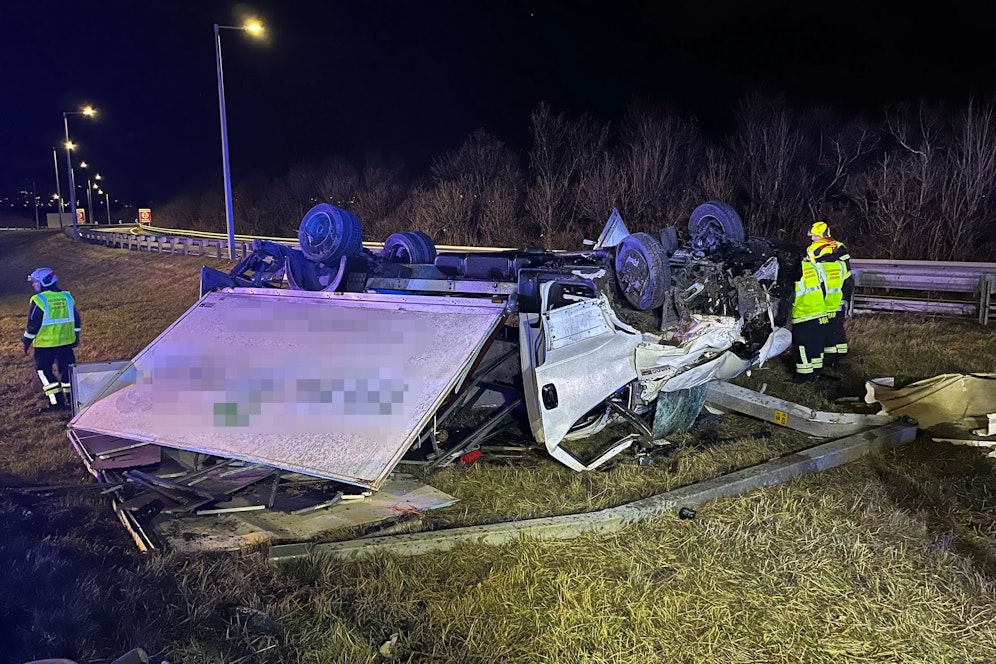 Der Lkw landete völlig zerstört auf dem Dach, der Lenker blieb nahezu unverletzt.
