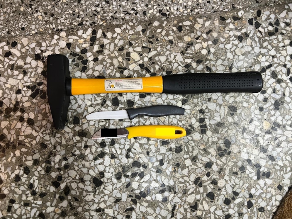 Die Polizei stellte den Hammer und die Messer noch vor Ort sicher.