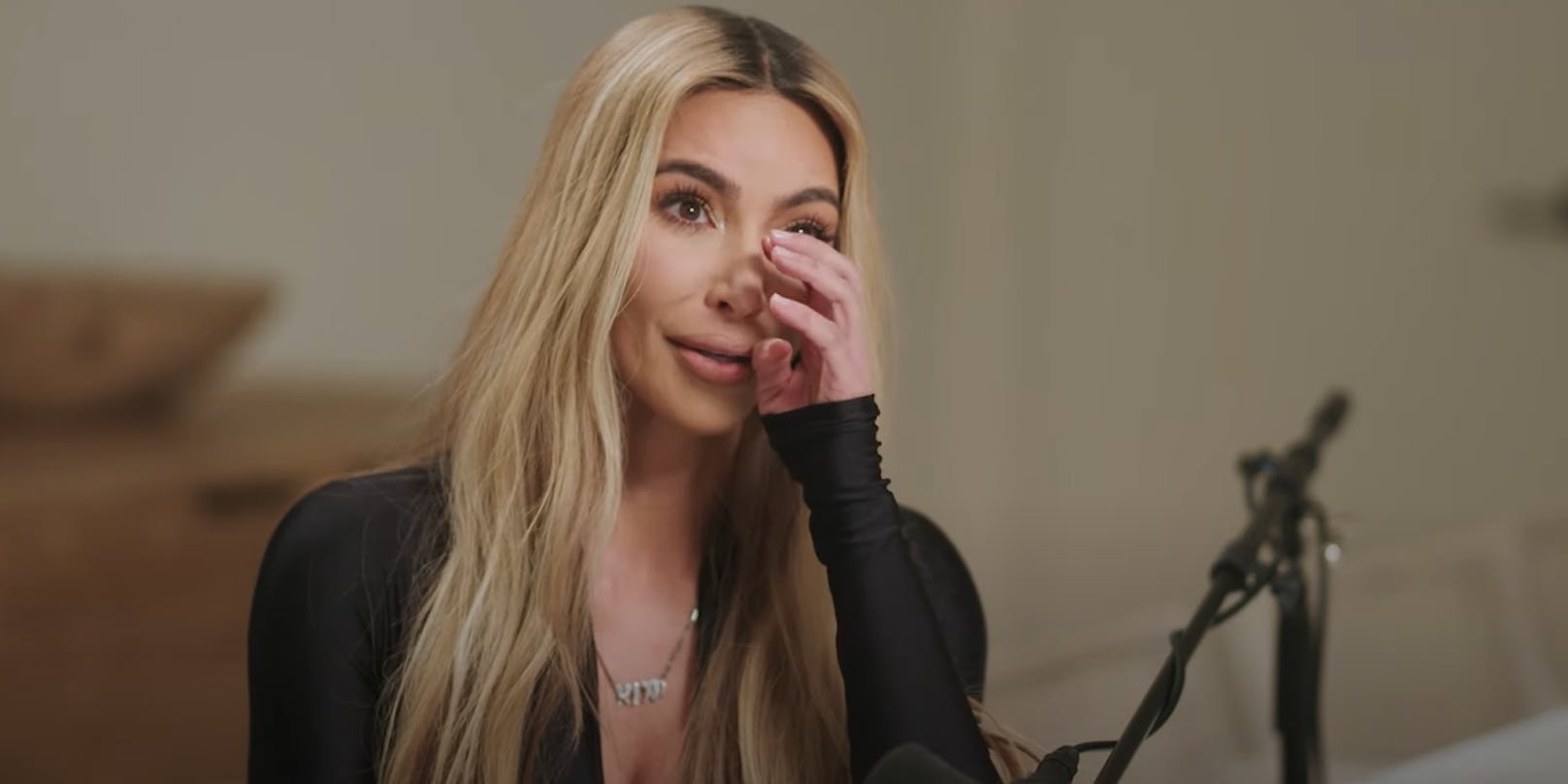 Kim Kardashian bricht während eines Interviews in Tränen aus. 