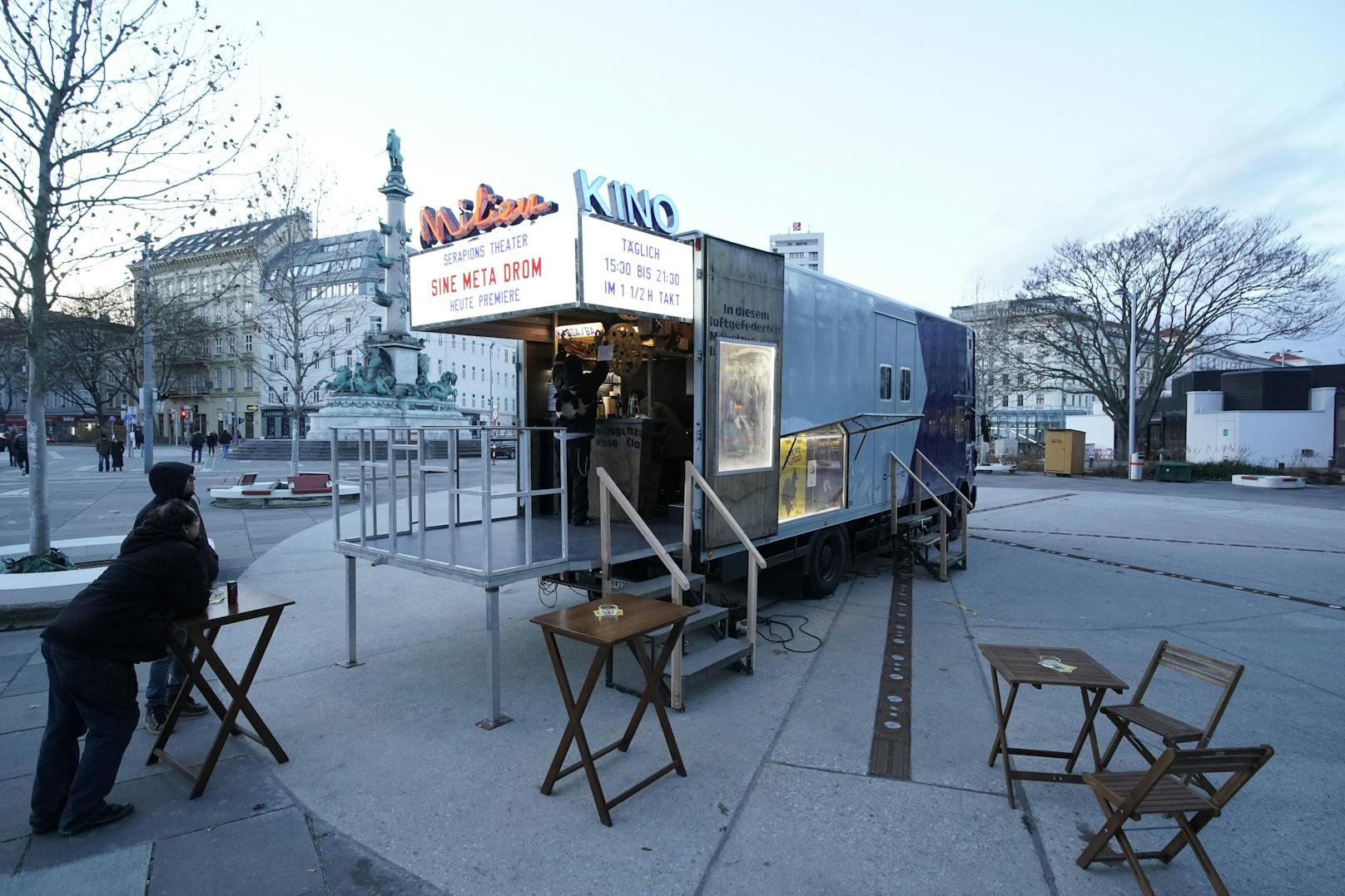 Mit Neonleuchtschrift und Plakatvitrinen steht das mobile Kino einem traditionellen Kino in nichts nach.&nbsp;