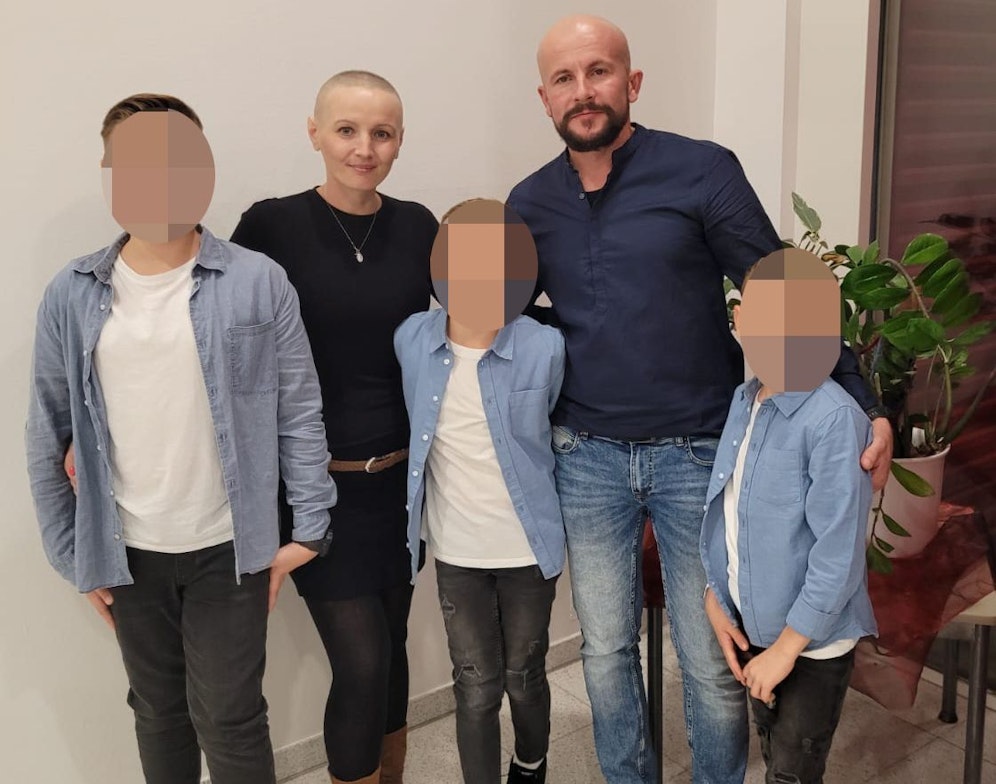Jasna K. (36) mit ihrem Mann Stipo (37) und ihren drei Söhnen David (12), Daniel (10) und Denis (8).