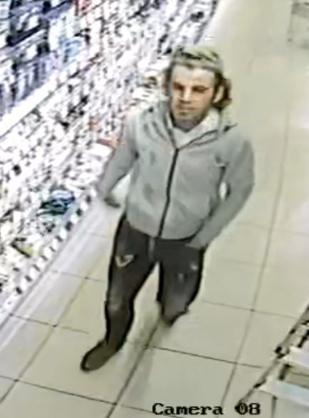 Der mutmaßliche Täter ist rund 30 bis 35 Jahre, schlank, hat schwarzes Haar und trug eine helle Kappe, blaue Jeans und eine graue Weste.