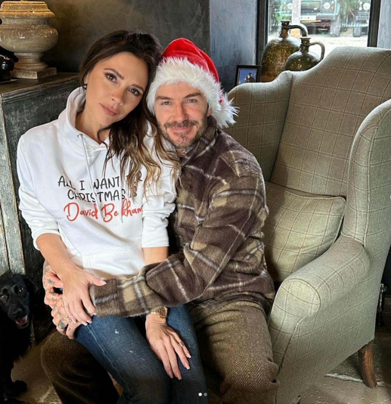Victoria Beckham liebt David sichtlich. Der Beweis steht auf ihrem Pullover, den sie zu Weihnachten trug. 