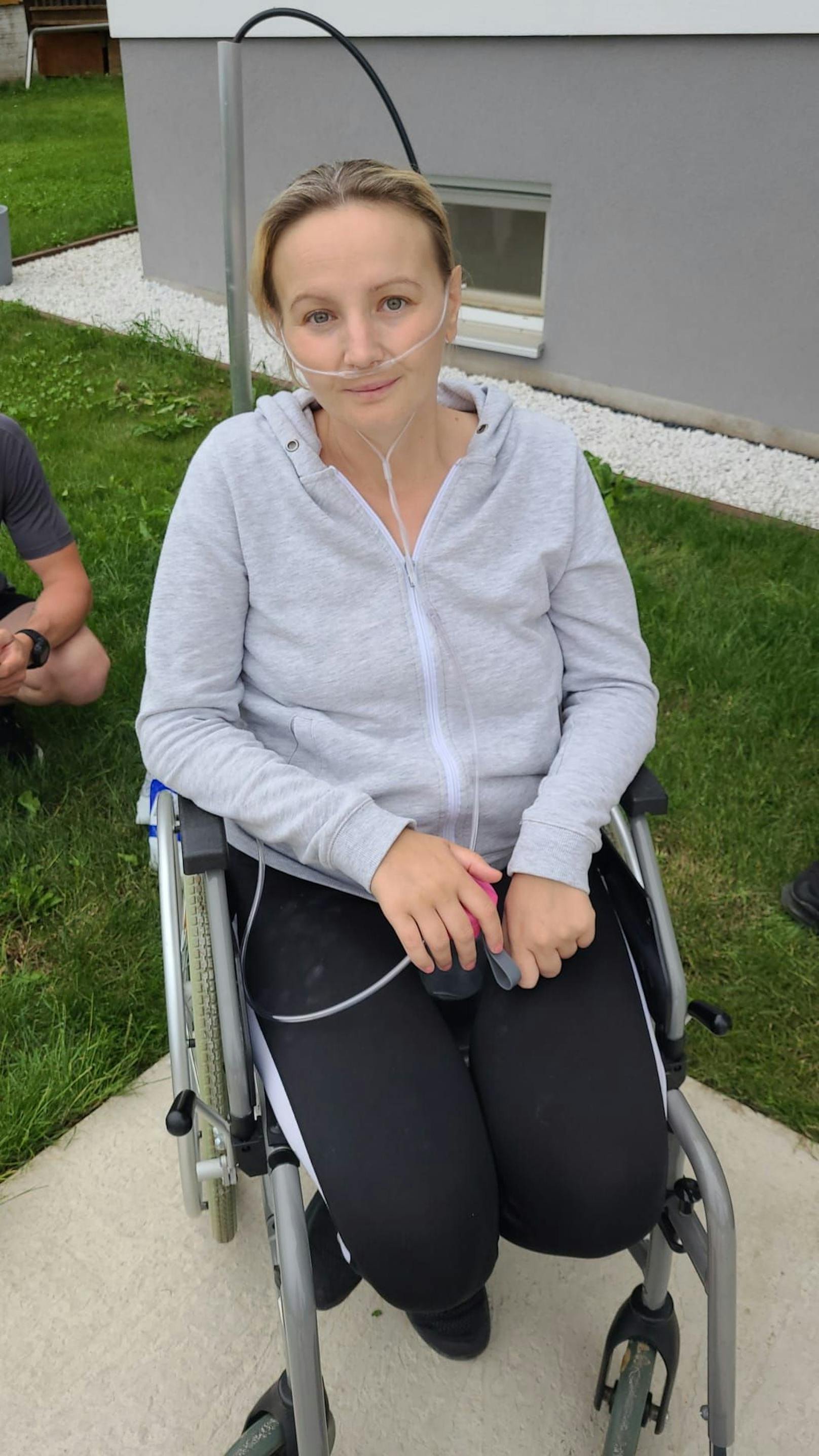 Wie durch ein Wunder wurden die Werte von Jasna K. wieder besser. Die 36-Jährige ist aber seither auf den Rollstuhl und 24-Stunden-Sauerstoff angewiesen.