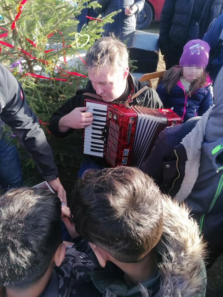 Der SPÖ-Politiker spielte für die Kinder "Stille Nacht".