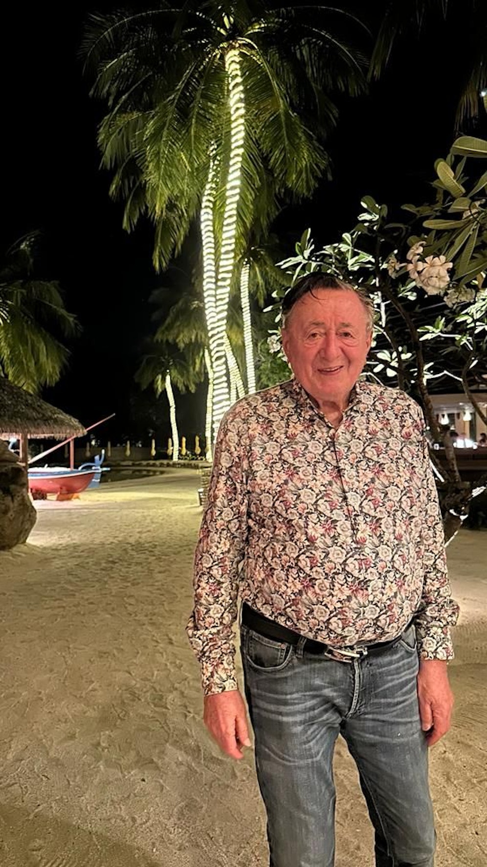 Richard Lugner ist auf den Fotos alleine zu sehen - ist aber in weiblicher Begleitung auf den Malediven