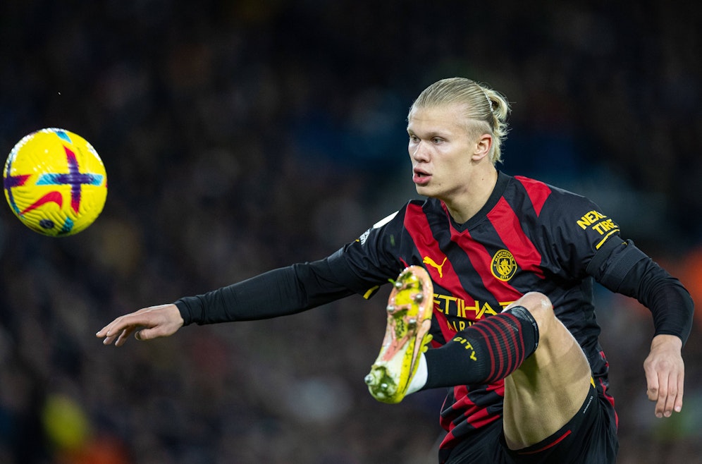 Erling Haaland zeigt gegen Leeds auf.
