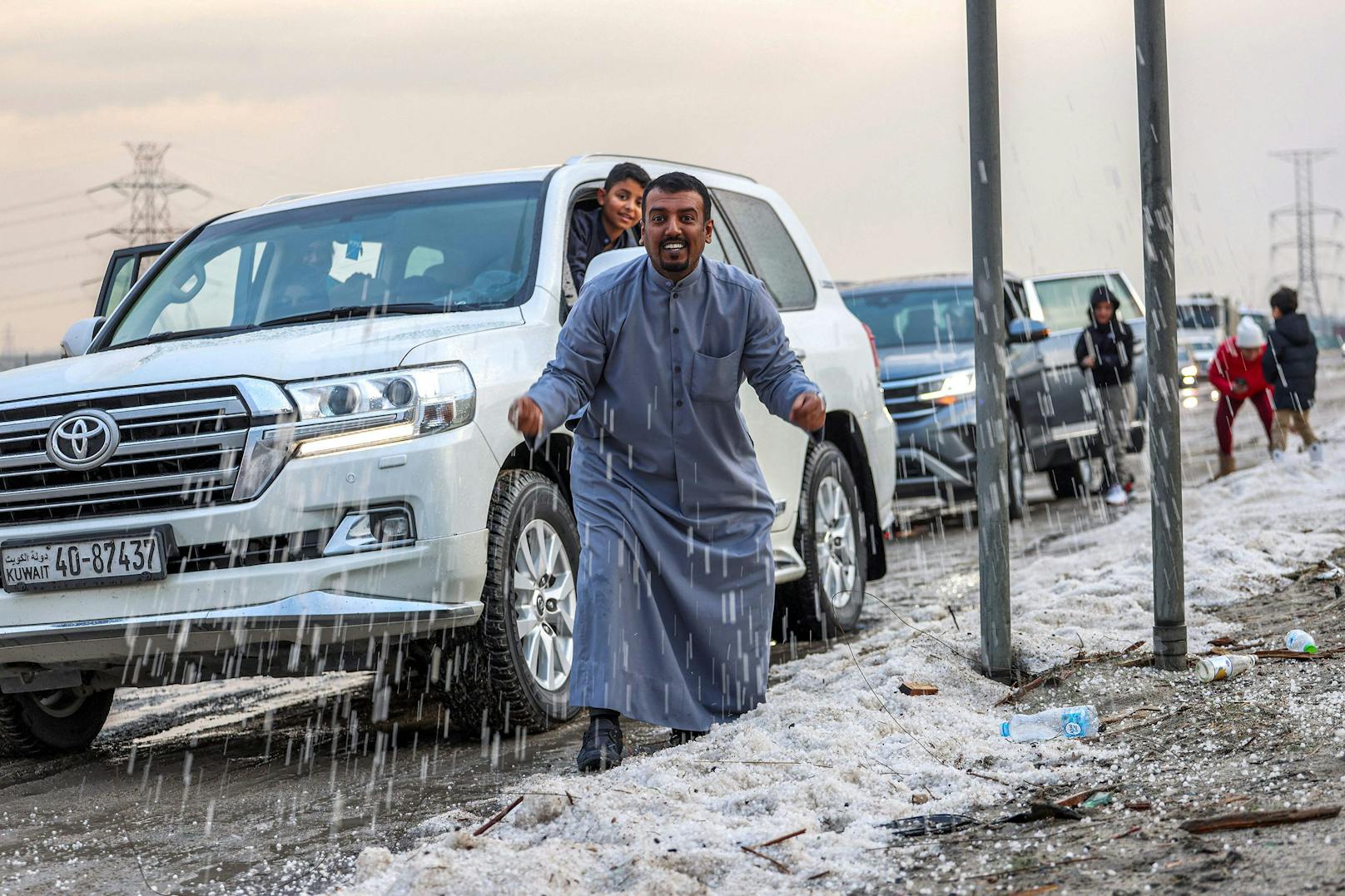 Menschen inspizieren den Hagel und Schnee in Kuwait.&nbsp;