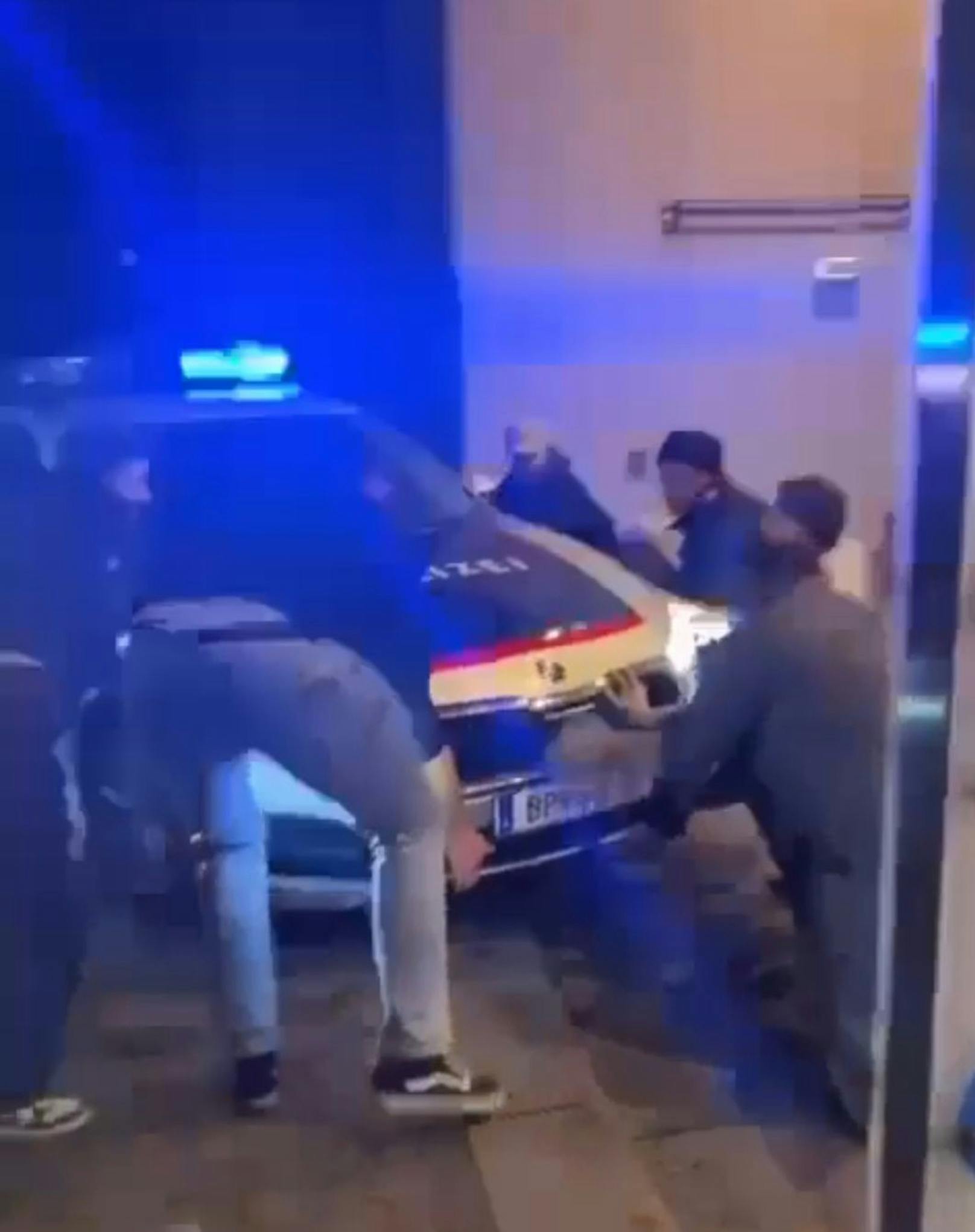 Ein geparktes Polizeiauto machte sich selbständig und rollte die Stiegen zur Party runter.