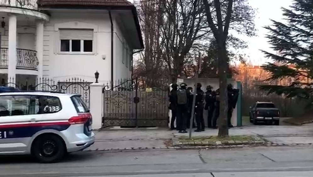 Mehrere WEGA-Beamte warteten samt Maschinengewehren vor einer Einfahrt.