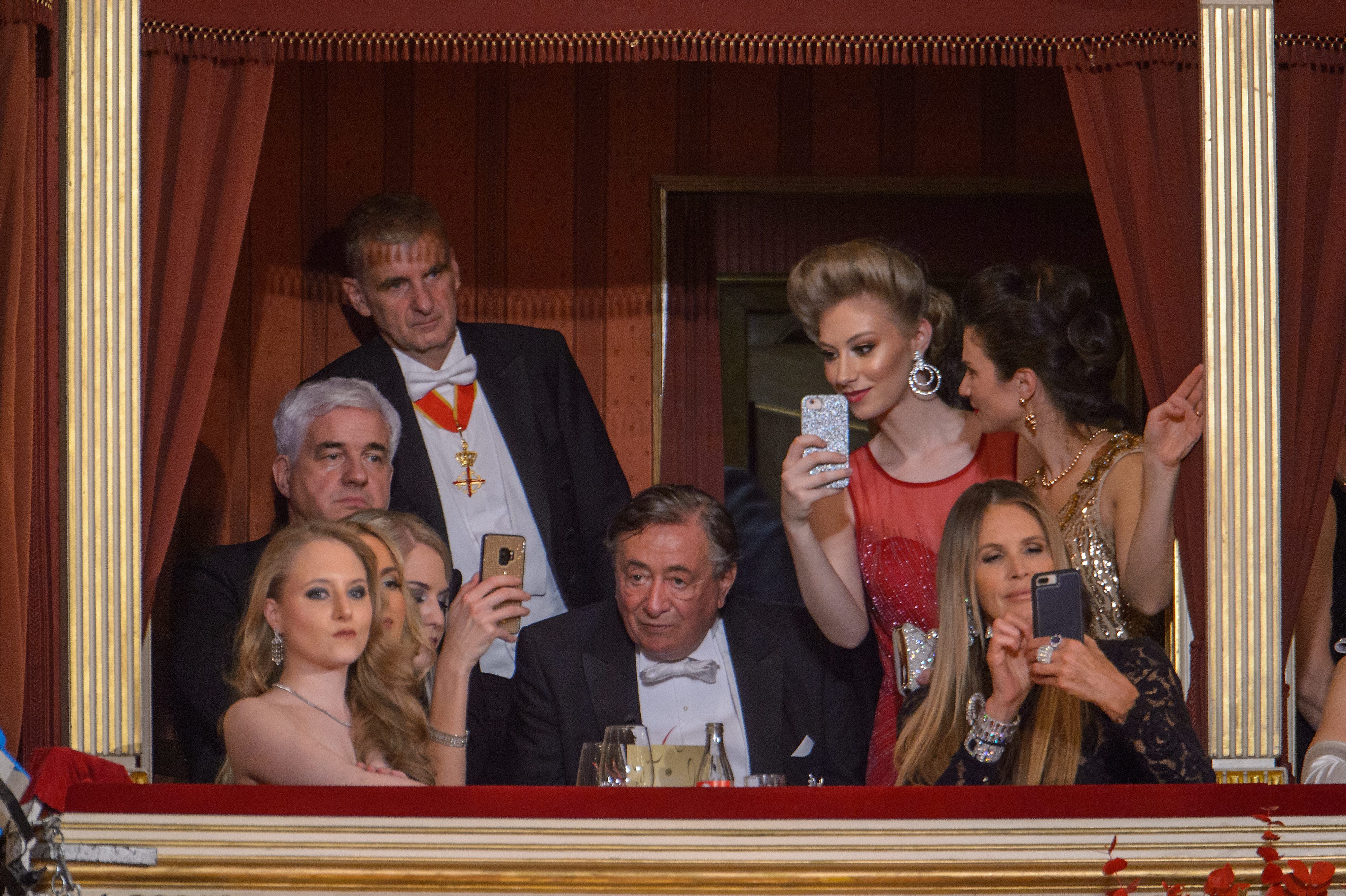 Am Opernball 2019 durfte neben Stargast Elle Macpherson auch "Heute"-Opernball-Prinzessin Angelika Doss in der Loge von Richard Lugner sitzen 
