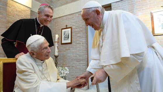 Papst Franziskus (re.) und der ehemaligen Papst Benedikt XVI.