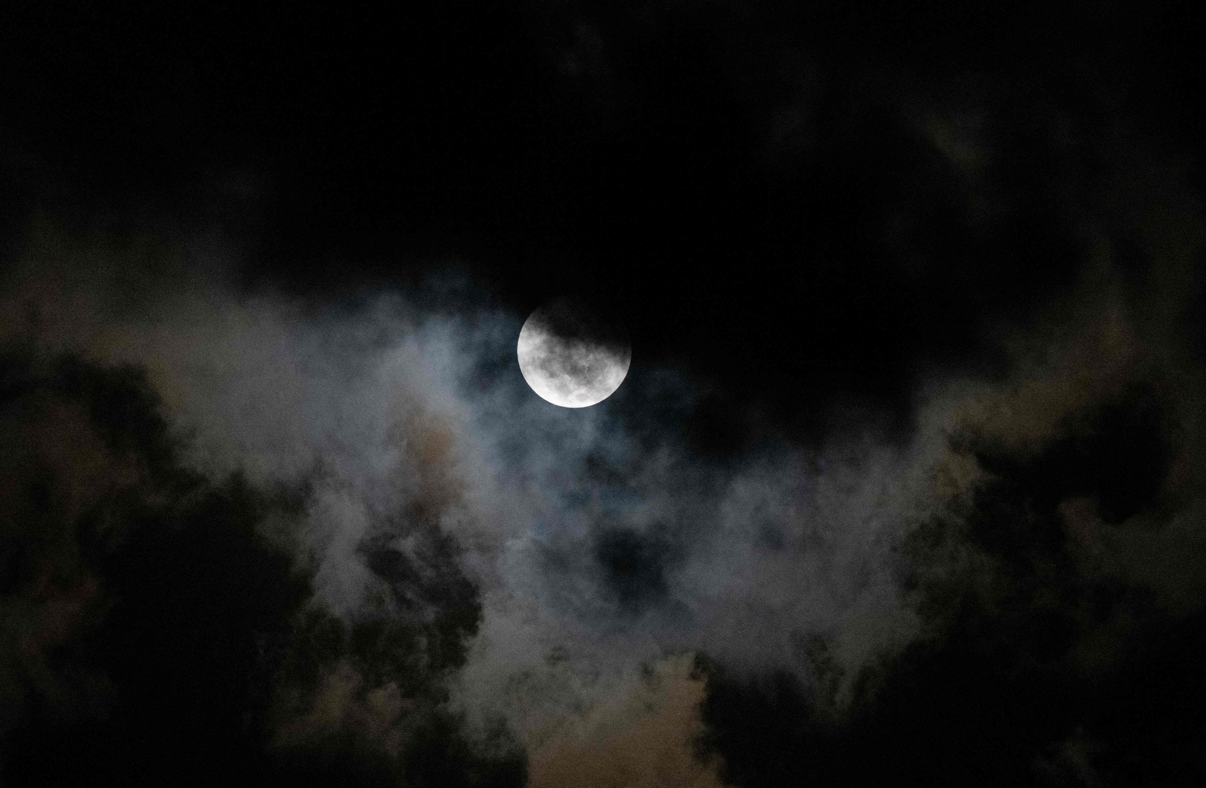 Download von www.picturedesk.com am 28.12.2022 (11:27).  The moon is seen through the clouds during a partial lunar eclipse over Caracas, early on November 8, 2022. (Photo by Federico PARRA / AFP) - 20221108_PD5331 - Rechteinfo: Rights Managed (RM) Nur für redaktionelle Nutzung! Werbliche Nutzung erfordert Freigabe: bitte schicken Sie uns eine Anfrage.