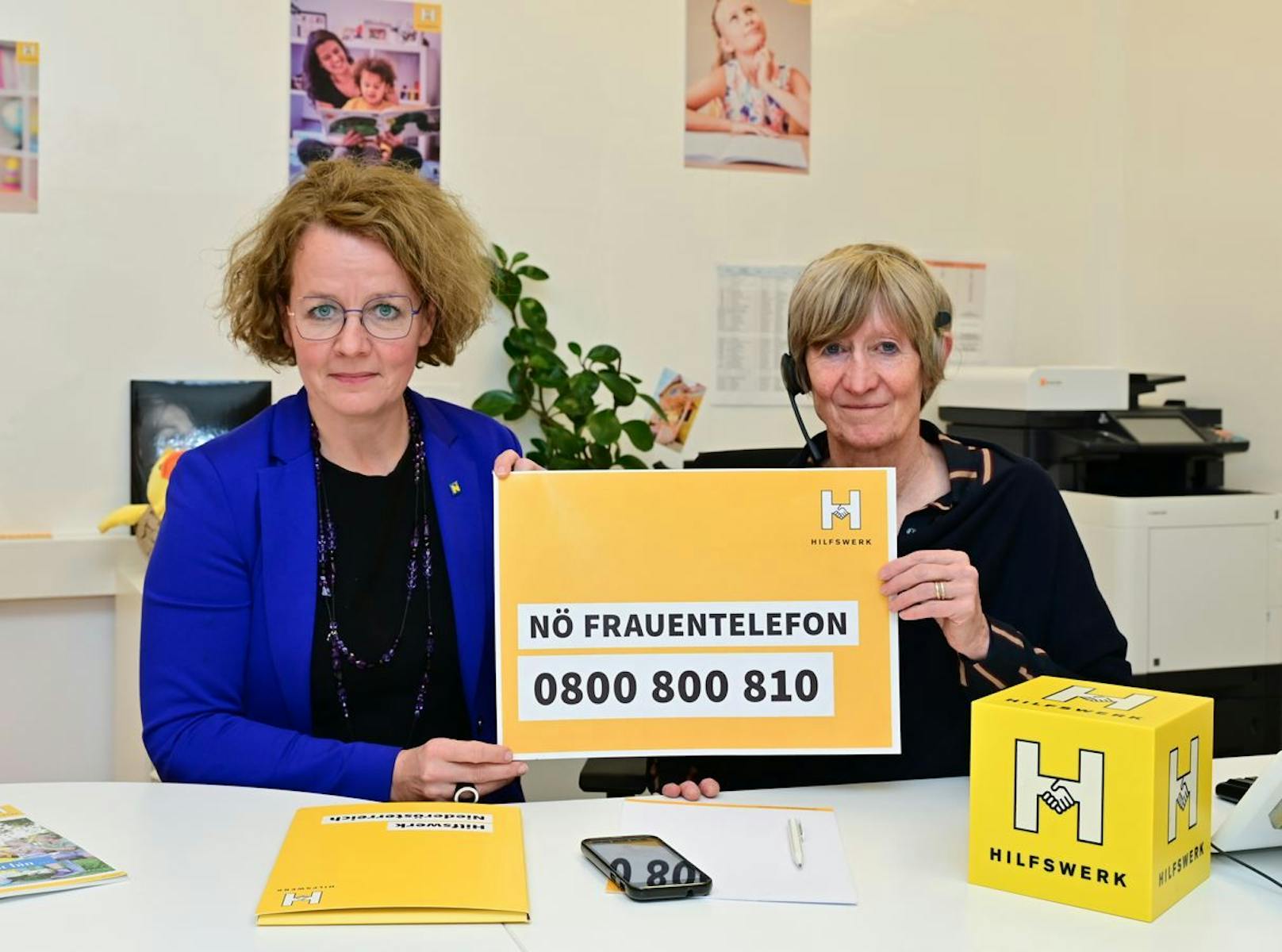 Frauen-Landesrätin Christiane Teschl-Hofmeister und Evelyn Filipsky (NÖ Hilfswerks, Leitung Angebotsbereich Psychosoziales) beim NÖ Frauentelefon.