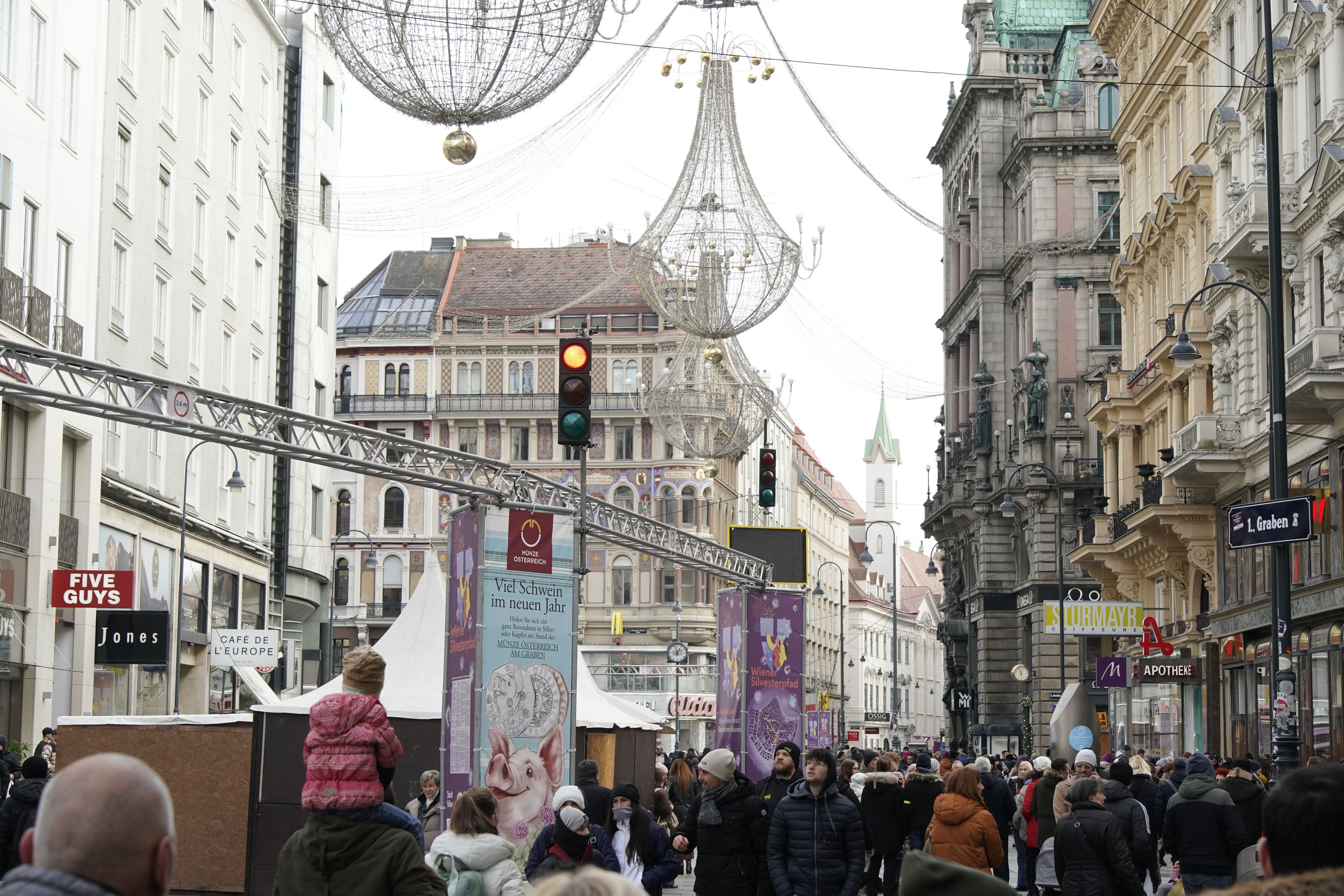 Ampel am Wiener Graben für Silvesterpfad-Besucher.&nbsp;