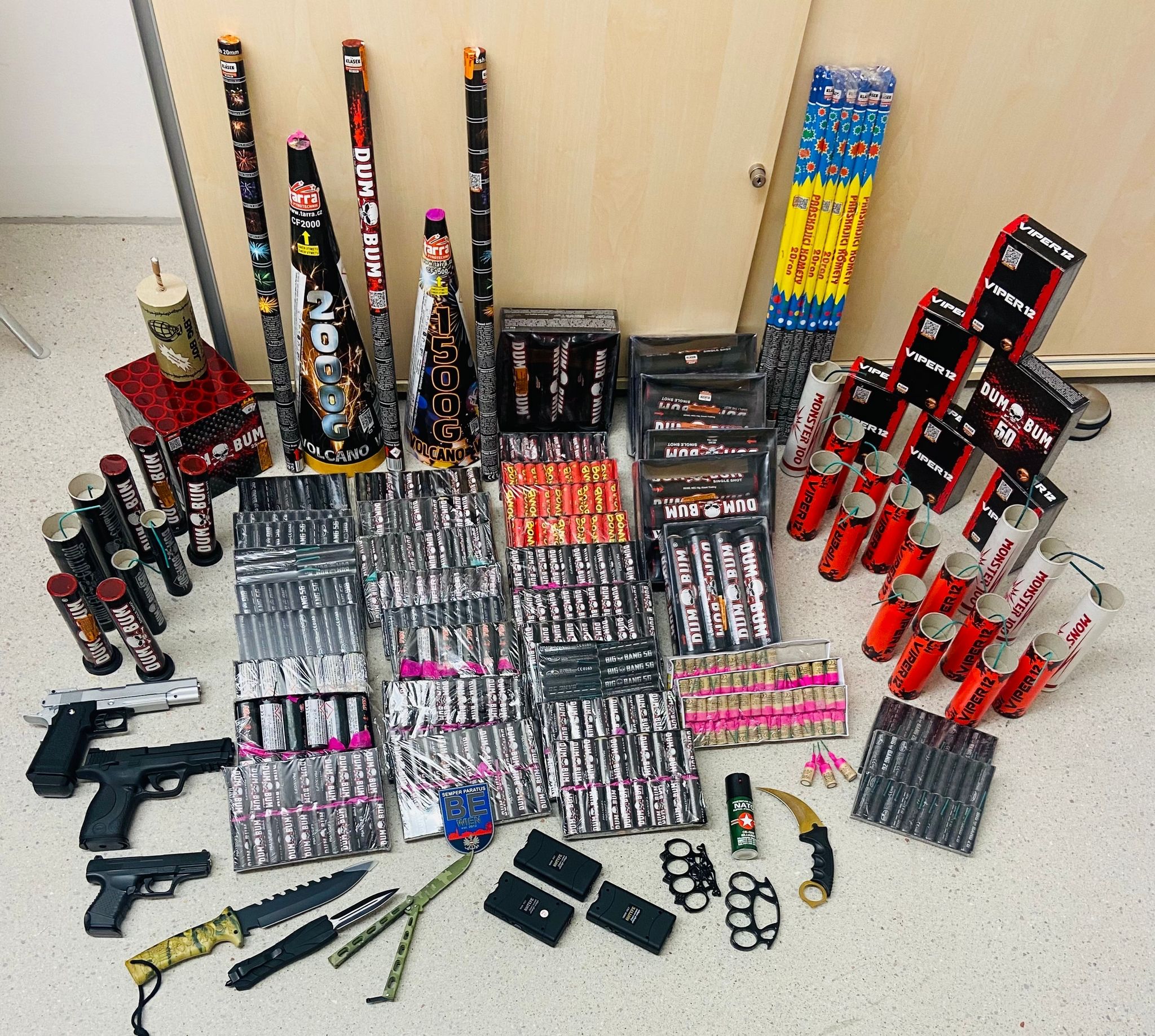 Die sichergestellten Böller, Raketen und Waffen werden nun vernichtet.