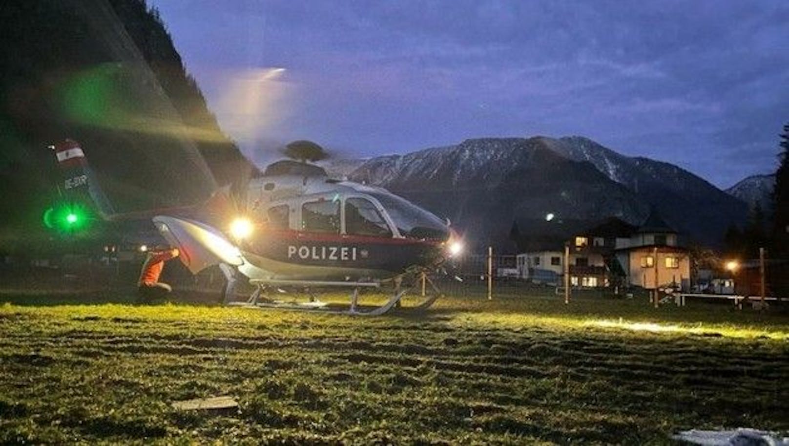 Ein Polizeihubschrauber brachte vier Bergretter auf den Hirlatz.