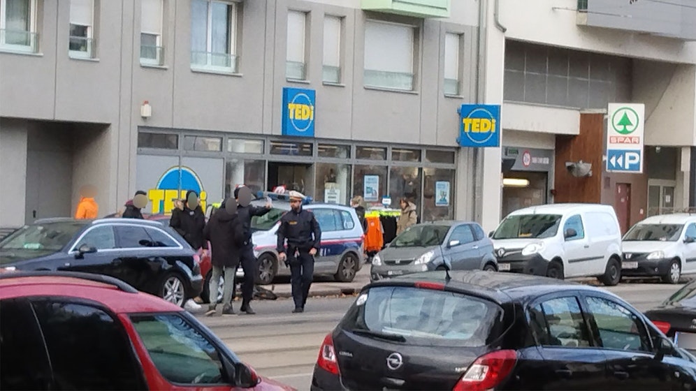 Bei dem Crash verletzte sich ein 20-jähriger Radfahrer