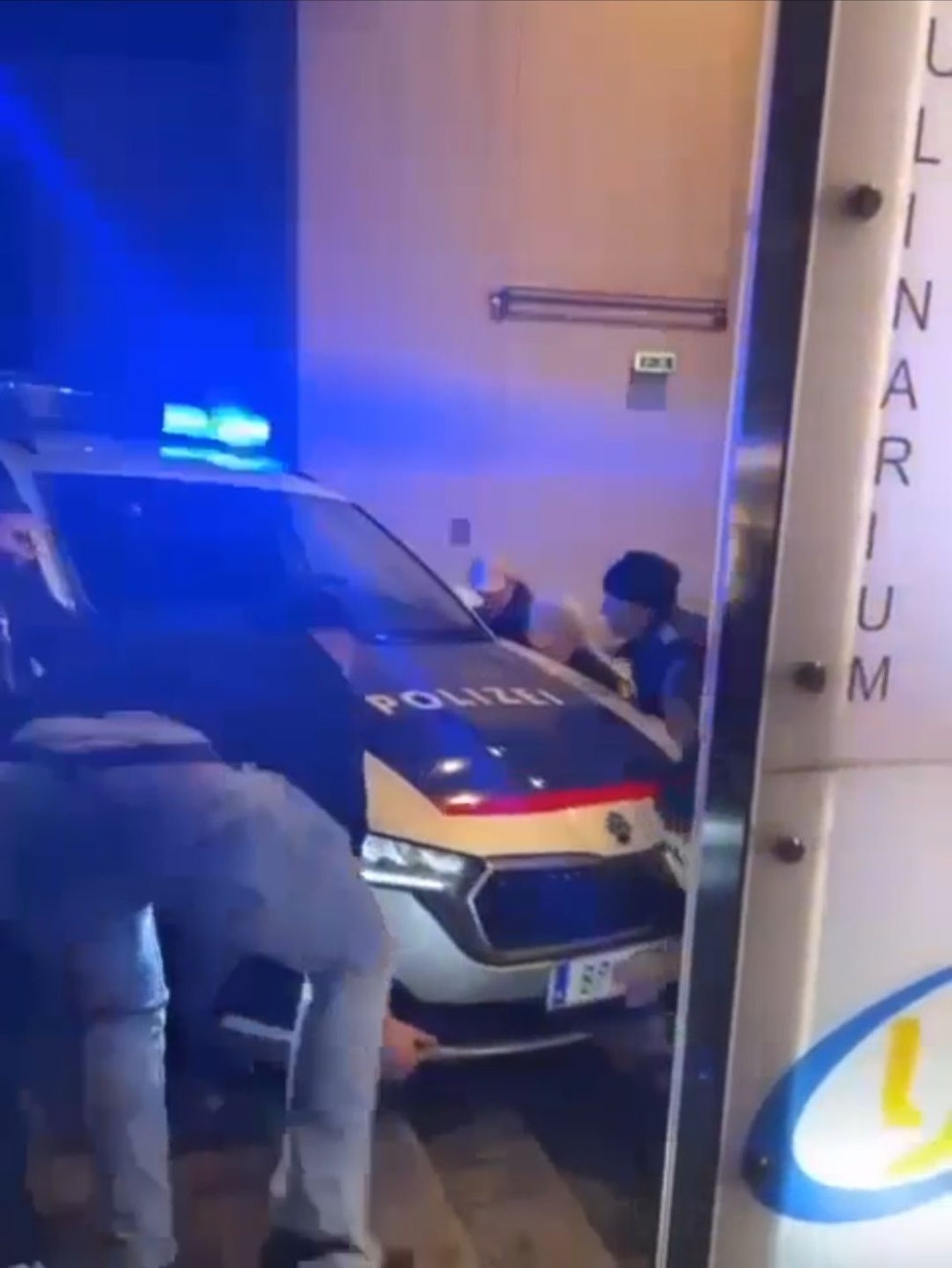 Ein geparktes Polizeiauto machte sich selbständig und rollte die Stiegen zur Party runter.