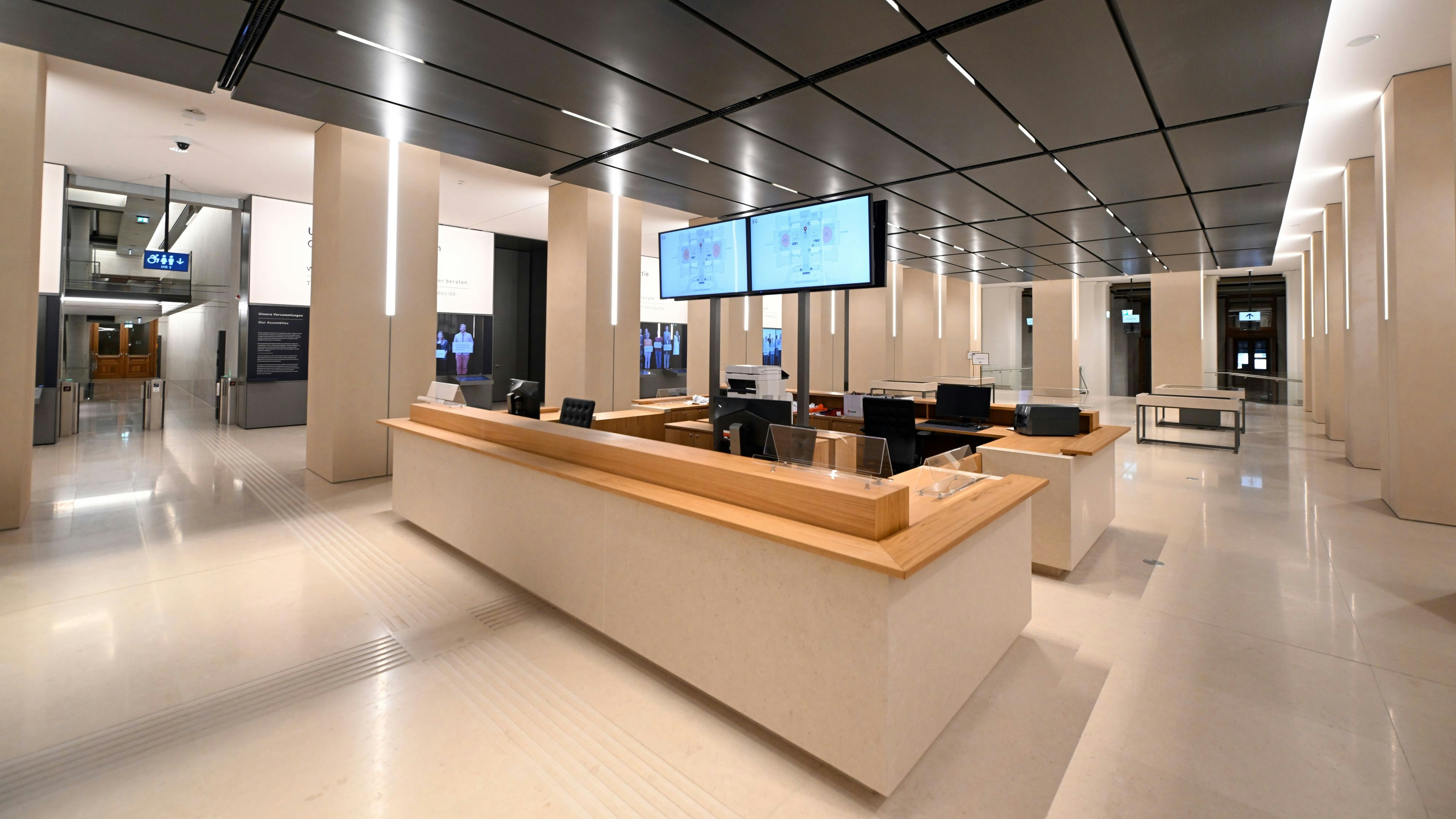 Besucherzentrum im sanierten Parlament.