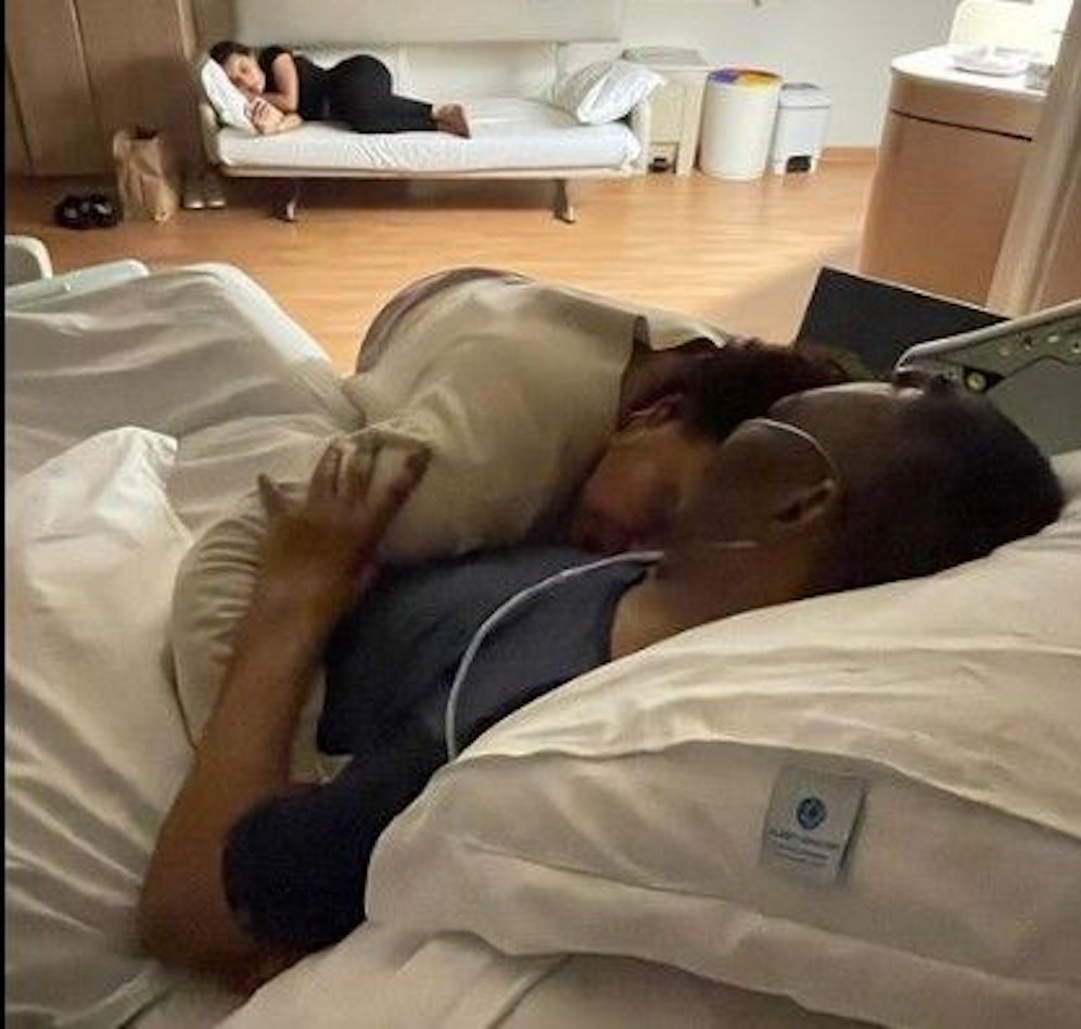 Pele-Tochter Kely Nascimento am Krankenbett ihres schwerkranken Vaters.