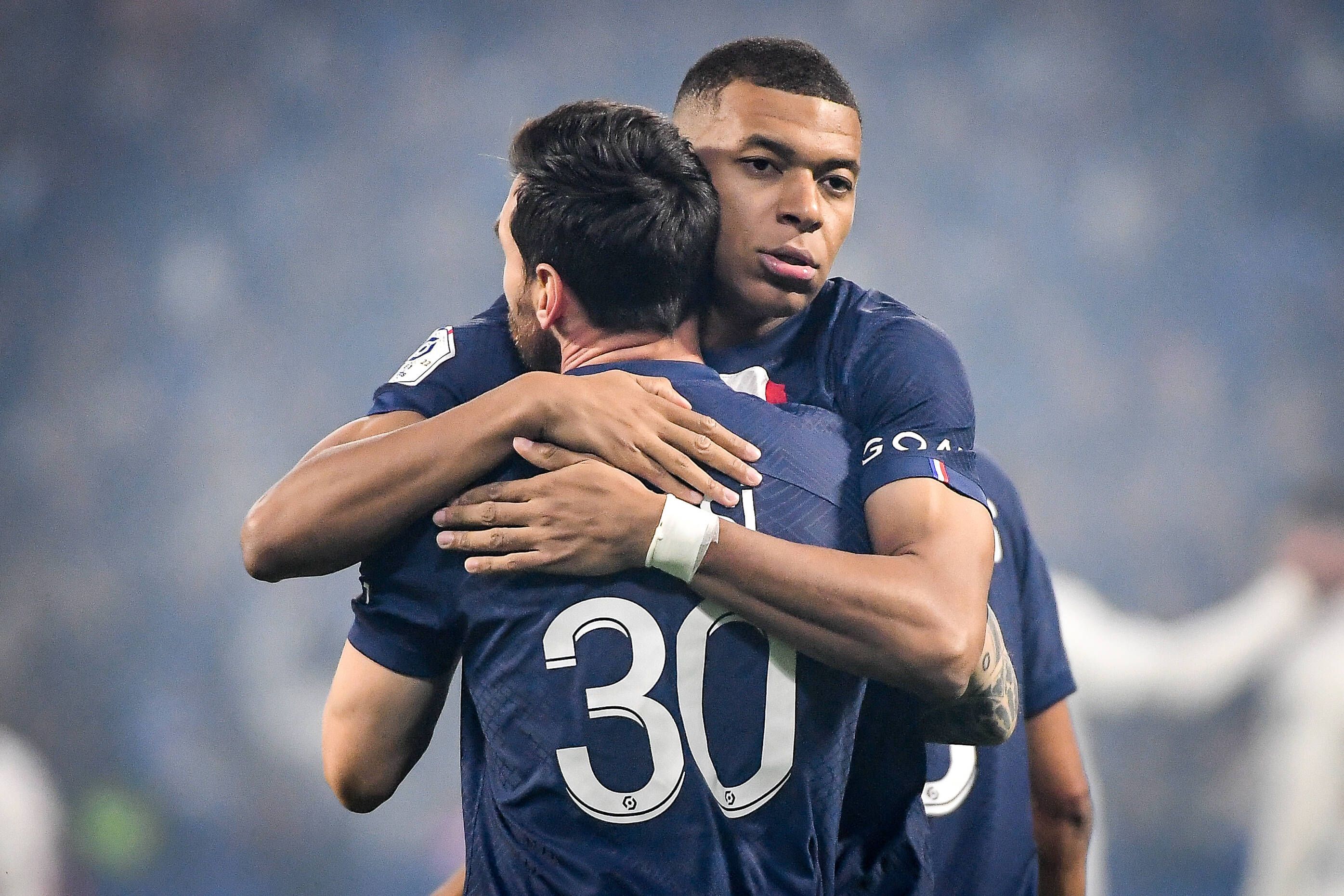 Kylian Mbappe könnte Paris St.-Germain im Sommer verlassen – dank einer Messi-Klausel.