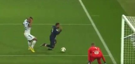 Neymar lässt sich fallen.