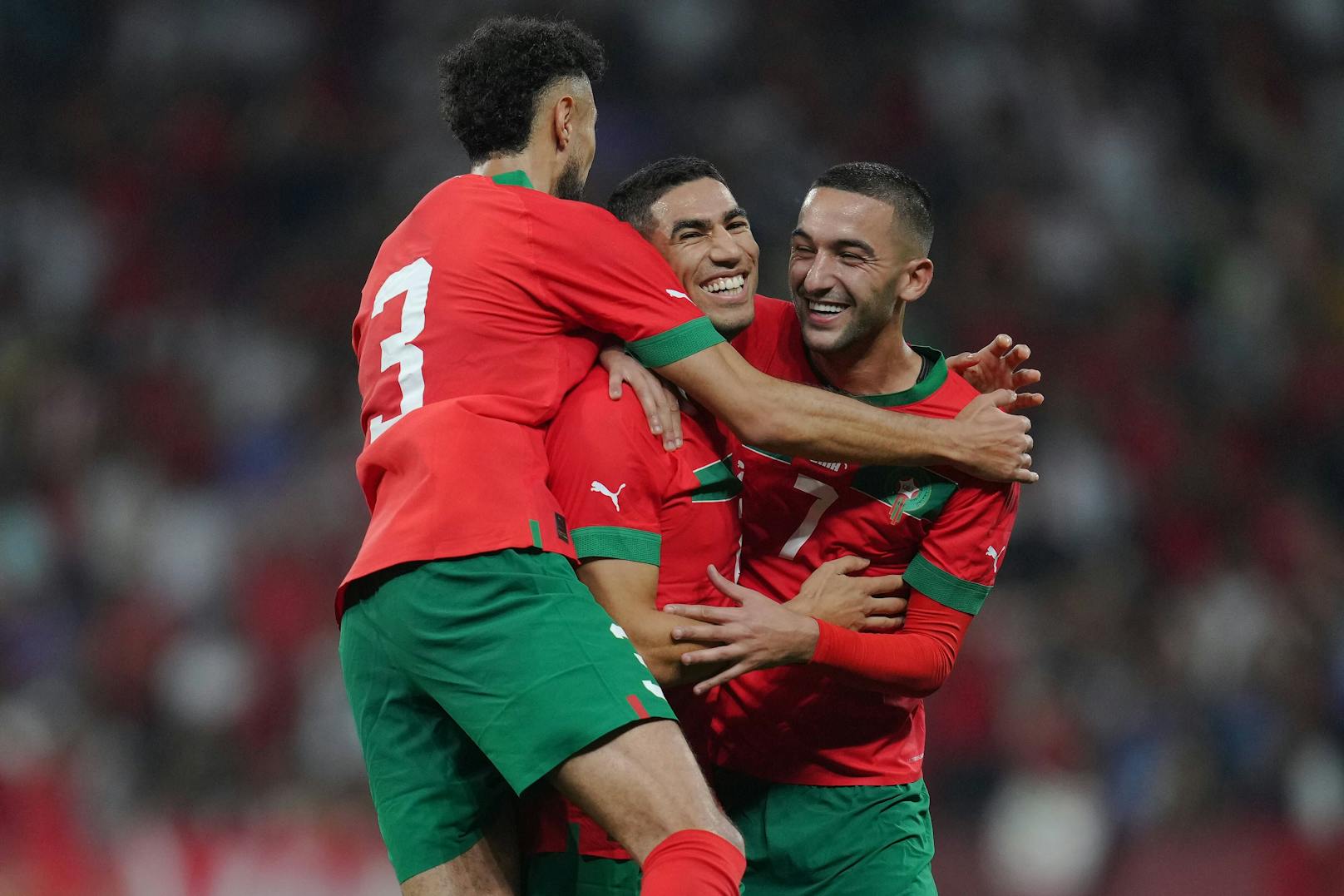 Noussair Mazraoui (l.) und Hakim Ziyech (r.) zeigen ein großes Herz.