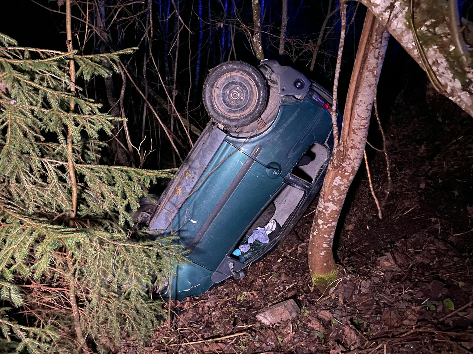 Ein 16-Jähriger ist am Mittwochabend mit einem Mopedauto von der Alpbacher Landesstraße L5 abgekommen und in einen Wald gestürzt. Der Grund: Sekundenschlaf!