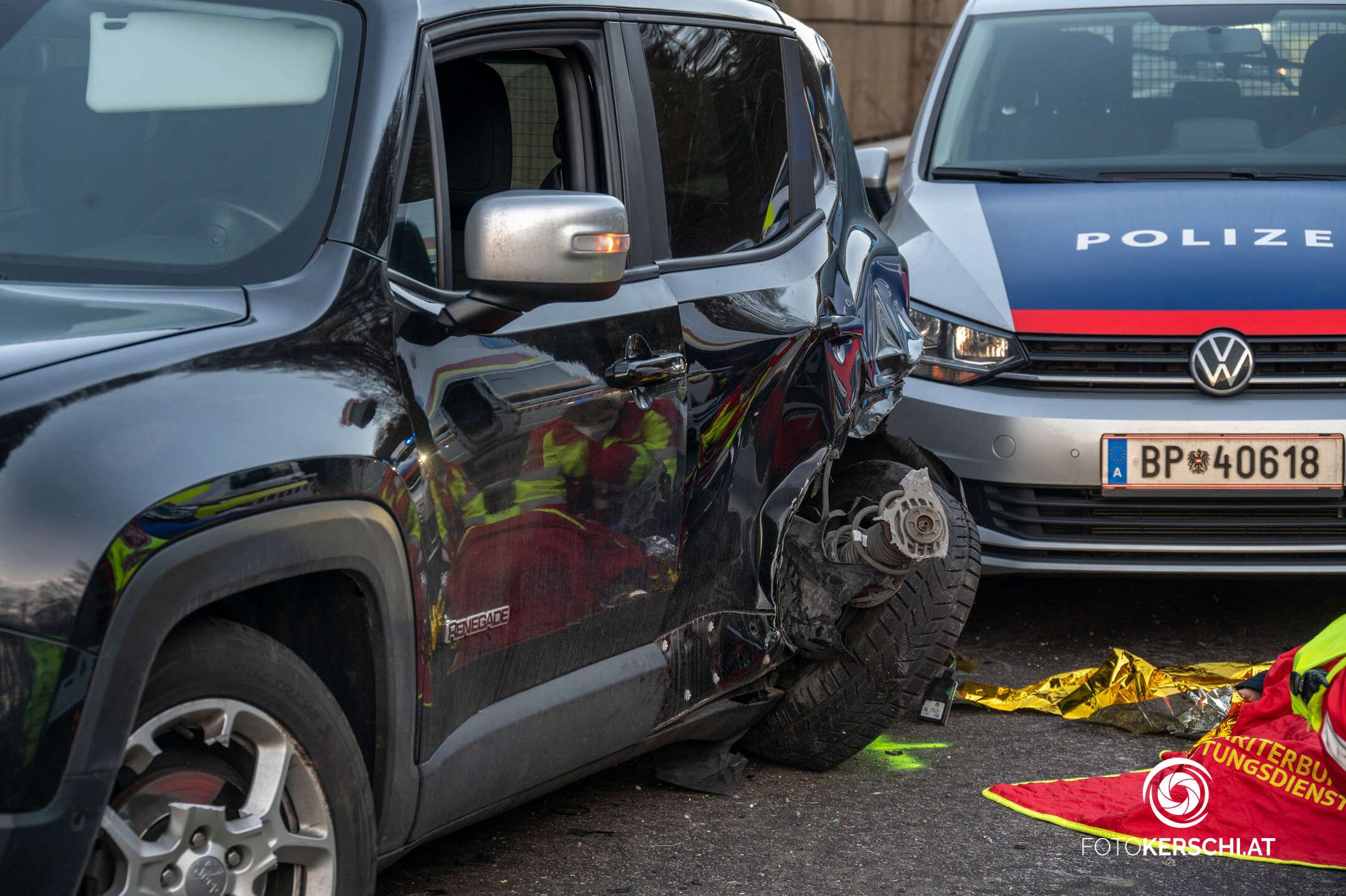 Vier Teenager (13 und 14) lieferten sich am Mittwoch eine Verfolgungsjagd mit der Polizei; mehrere Fahrzeuge wurden demoliert.