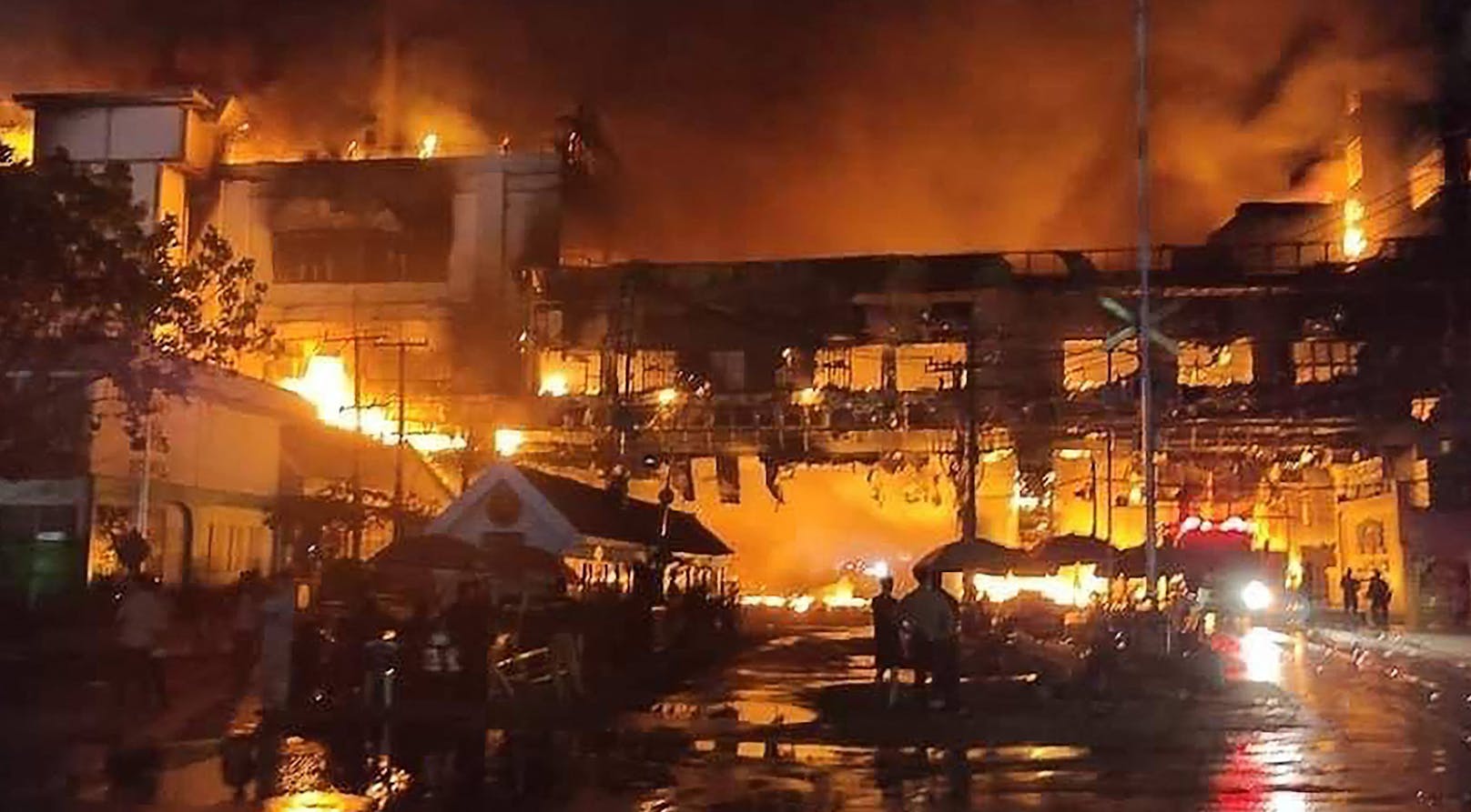 Feuer in Casino-Hotel in Kambodscha: Die Menschen versuchen, sich über Balkone in Sicherheit zu bringen.