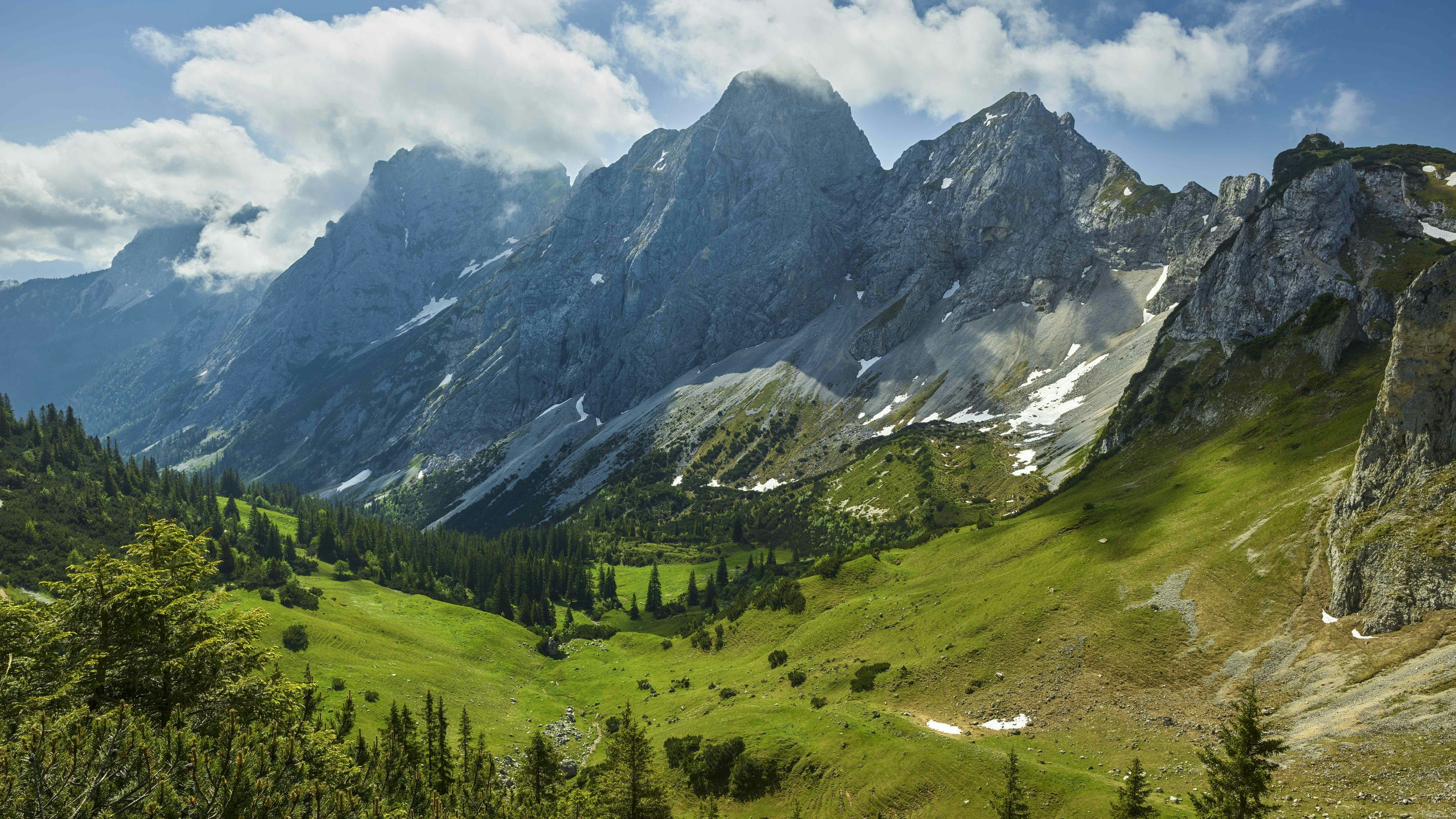 Drei Frauen brachen in Richtung Füssener Jöchl auf.