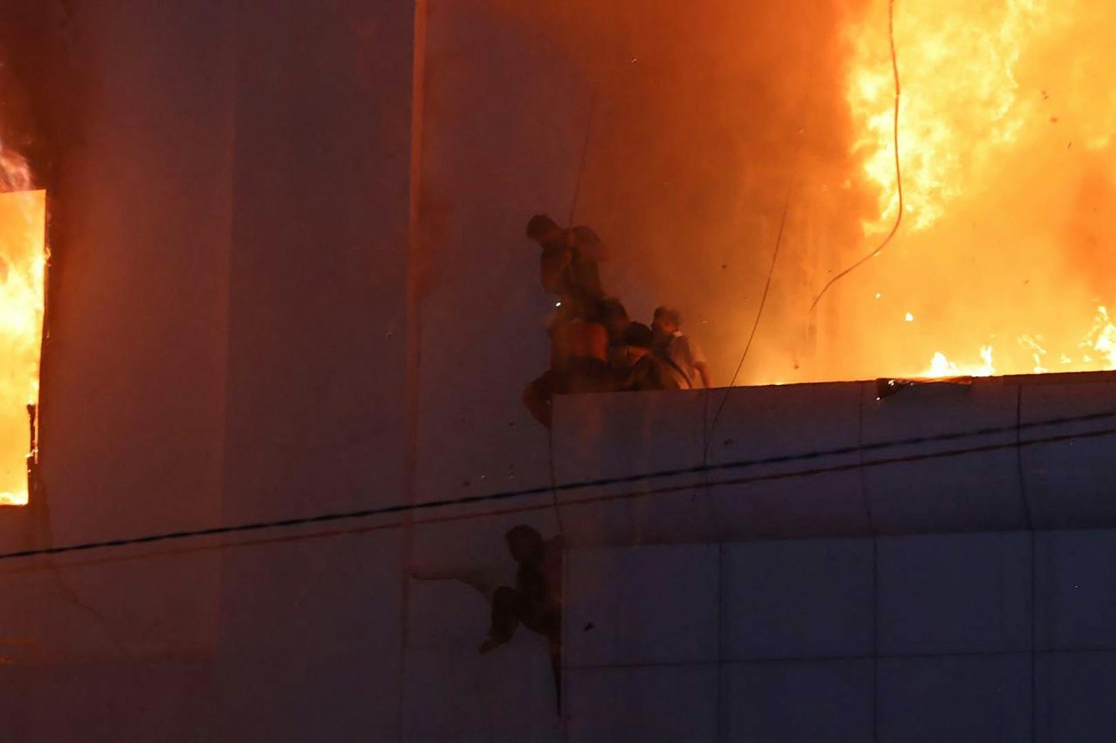 Feuer in Casino-Hotel in Kambodscha: Die Menschen versuchen, sich über Balkone in Sicherheit zu bringen.