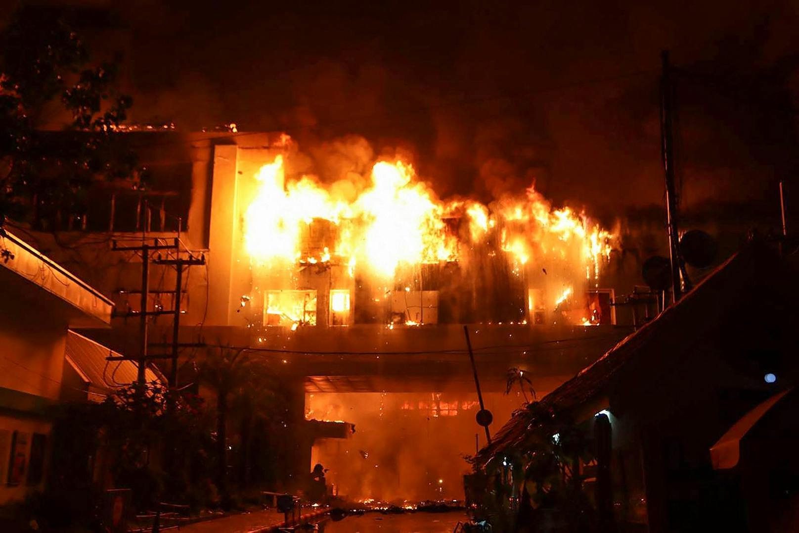 Feuer in Casino-Hotel in Kambodscha: Die Menschen versuchen, sich über Balkone in Sicherheit zu bringen.