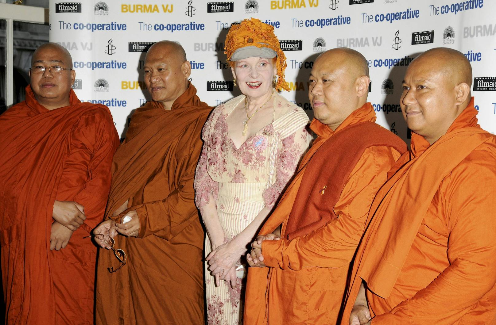 2009 in London bei der Filmpremiere von "Burma" 2009 mit buddhistischen Mönchen.