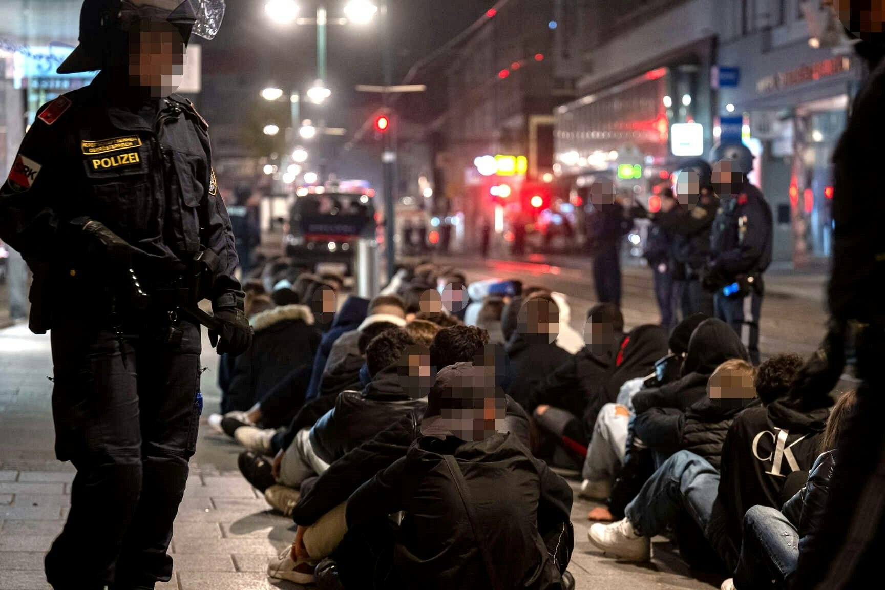 Bei den Krawallen zu Halloween in Linz wurden zwei Polizisten verletzt.