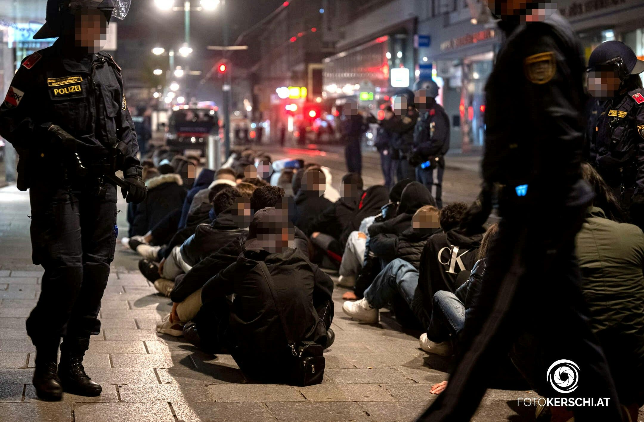 Bei den Krawallen zu Halloween in Linz wurden zwei Polizisten verletzt.