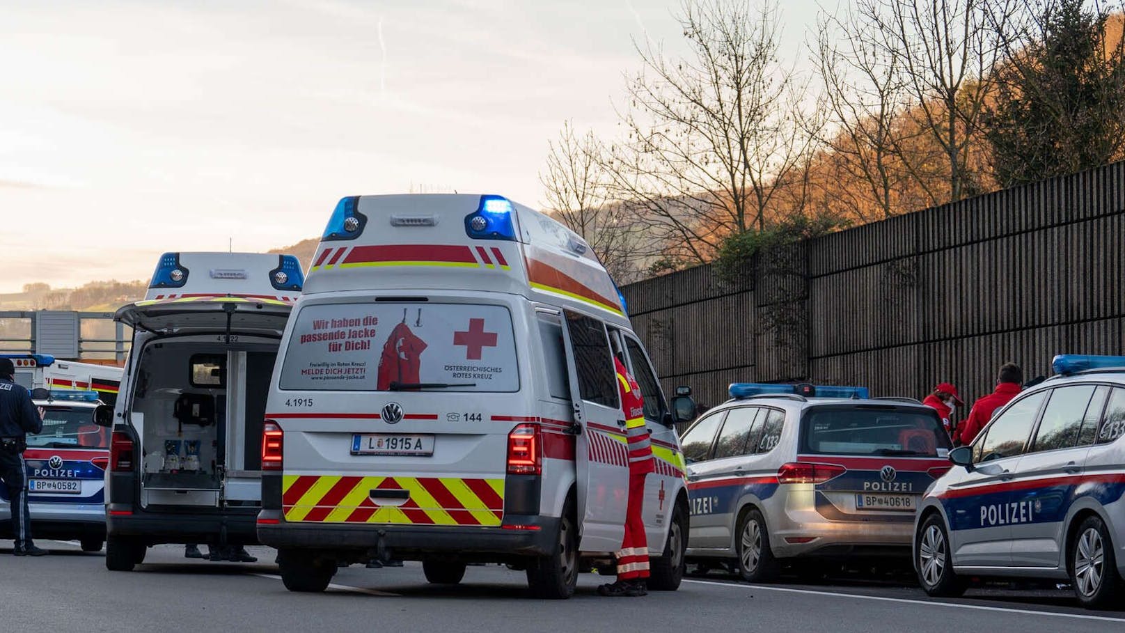 Im Bereich Mittertreffling durchbrach der Lenker schließlich eine Straßensperre.