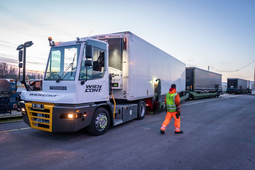 Das Trailer Rail System erleichtert das Verladen von Schienen auf Lkws.&nbsp;