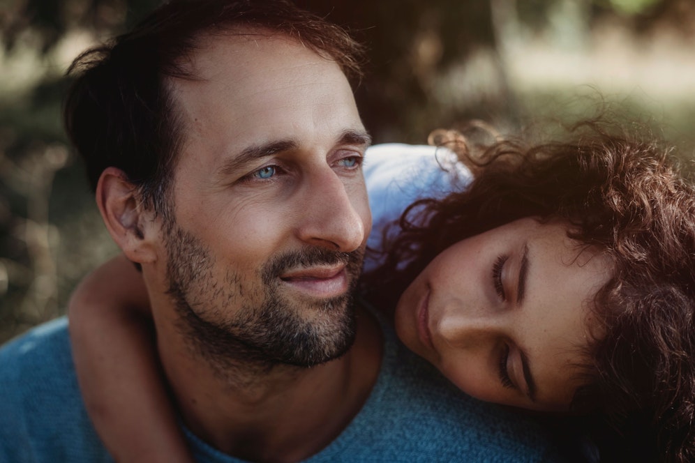 Claas Rhöls mit seiner Tochter, bei der die seltene Krankheit Neurofibromatose Typ 1 festgestellt wurde.