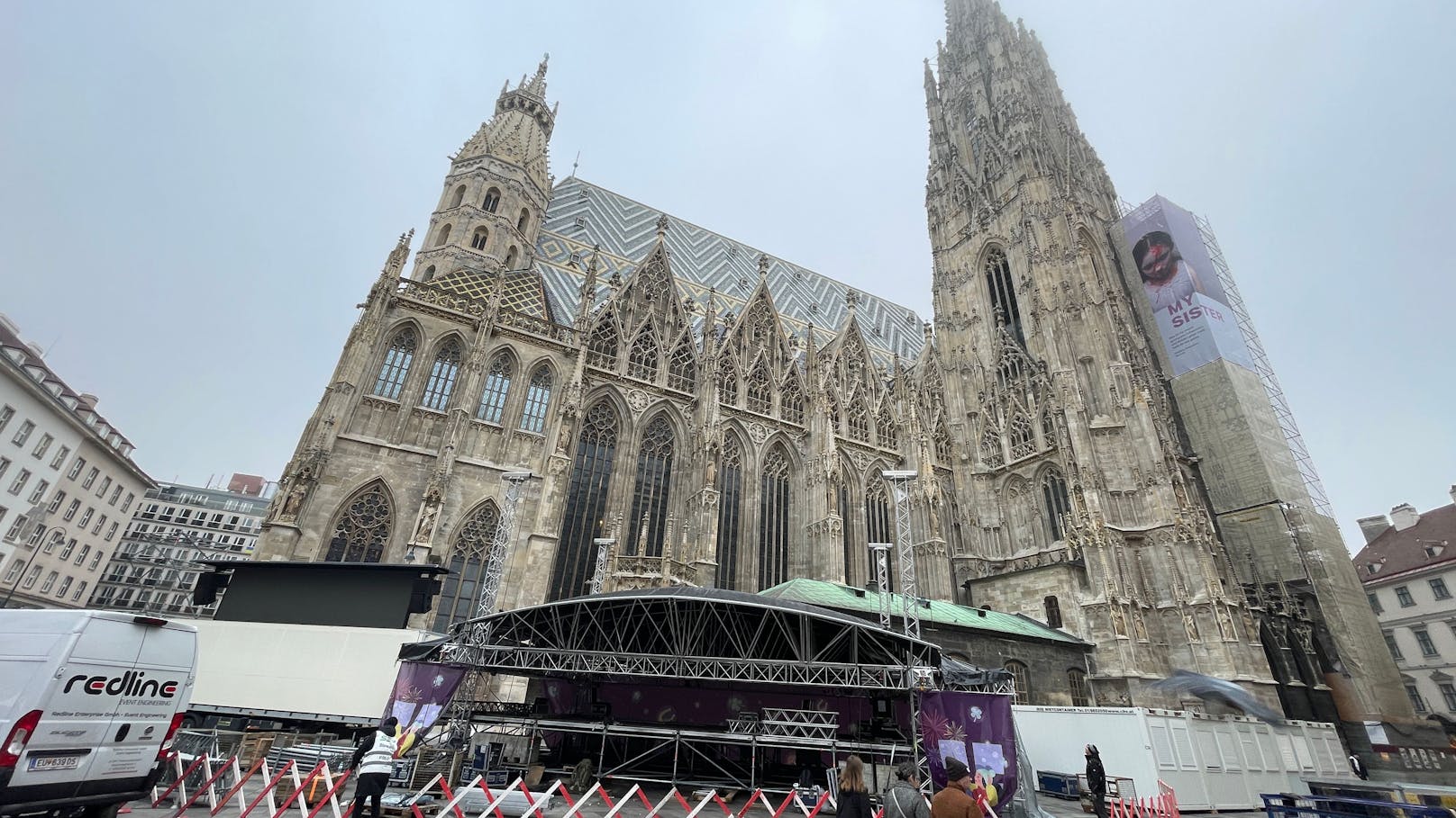 Auf dem Stephansplatz wird ebenfalls gefeiert, um Mitternacht läutet die Pummerin.