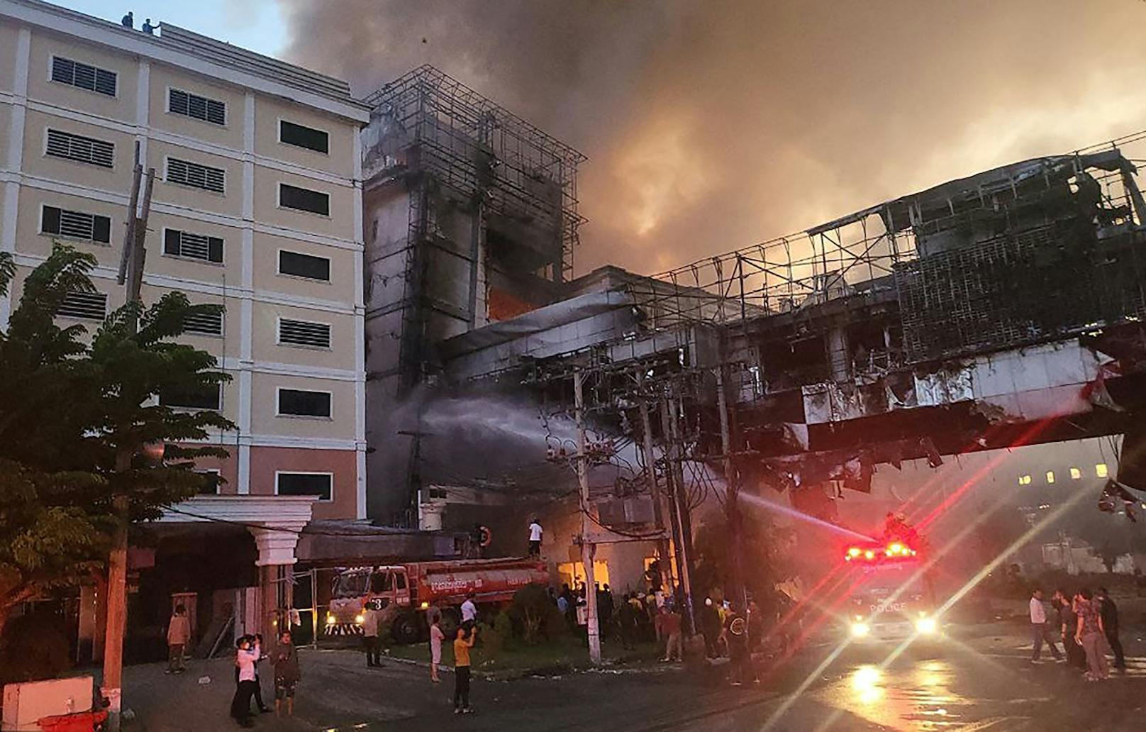 Feuer in Casino-Hotel in Kambodscha: Die Menschen versuchen, sich über Balkone in Sicherheit zu bringen.