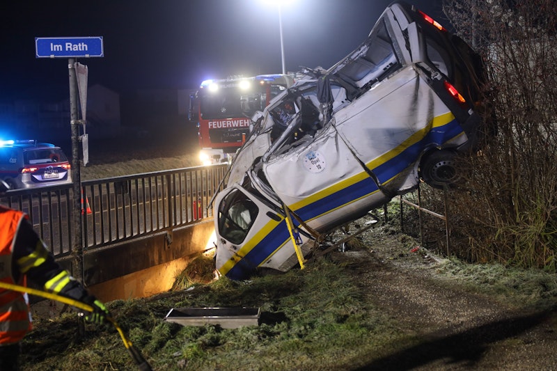 Ein schwerer Verkehrsunfall mit einem Kleintransporter hat sich in der Nacht auf Donnerstag auf der B129 Eferdinger Straße bei Wilhering (Bezirk Linz-Land) ereignet.